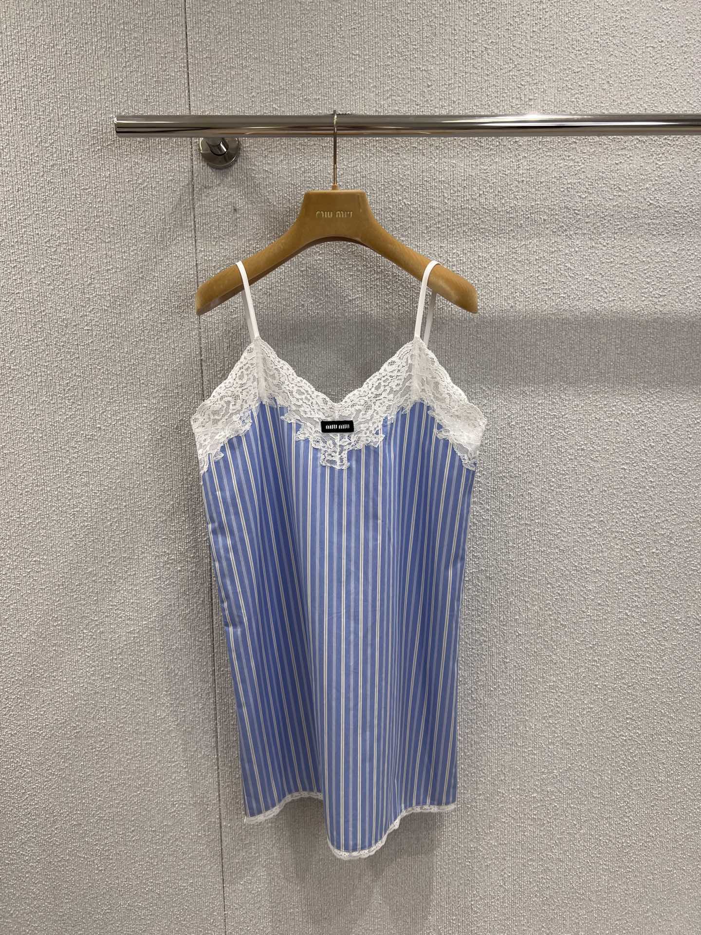 NO:453779,Support replacement Miumi* 25Ss spring and summer new lace spliced ​​blue and white striped suspender skirt | Exclusive yb development!  High-end production!  V-neck strap straight skirt cut, slender white shoulder strap, custom eyelashes with one circle on the neckline, gentle and pure lace splicing, pure hand-trimmed lace is exquisite, the skirt also echoes the lace splicing with full details, the chest is decorated with classic black and white logo logo woven label to highlight the recognition, the H-style hidden flesh makes it look slimming, it is so suitable for lazy summer!  S/M/L real photos, miumiu, skirts, alexander wang19860909支持换款 Miumi* 25Ss春夏新款 蕾丝拼接蓝白条纹吊带裙丨独家yb开发！高版出品！V领抹胸直筒裙型裁剪,纤细白色肩带,领口一圈定制睫毛钩花蕾丝拼接温柔纯欲,纯手工修剪花边巨精致,裙摆也呼应的蕾丝花边拼接细节十足,胸口饰经典黑白色logo徽标织唛凸显辨识度,H版型藏肉显瘦太适合慵懒夏日啦！现货发售S/M/L实拍细节图,,miumiu,skirts,alexander wang,Women's clothing