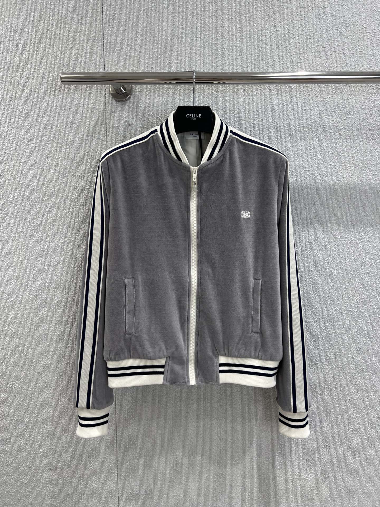 NO:453753,Jacket trousers support replacement Celin*25Fw early autumn new model Micro-label embroidered zipper jacket + trouser suit丨Exclusive yb development!  High-end production!  Velvet cotton material, textured and glossy, vertical high-end, regular baseball jacket, zipper is decorated with Arc de Triomphe logo buckle, full of details, the hem of the sleeves and the outside of the trouser legs are decorated with black and white striped webbing, large body light flowers and gray collision, logo embellishes the chest, highlighting the brand tone, matched with wide-leg straight trousers in the same series, stylish, simple and fashionable, easy to control every day of commuting, S/M/L real-life details pictures, celine, jackets & coats, alexander wang19860909外套 长裤支持换款 Celin*25Fw早秋新款 微标刺绣拉链外套+长裤套装丨独家yb开发！高版出品！丝绒棉材质 质感光泽 垂顺高级 常规棒球外套 拉链以凯旋门徽标扣装饰 细节满满 衣袖下摆和裤腿外侧以黑白条纹织带装饰 大身浅花灰色碰撞 徽标点缀胸前 彰显品牌调性 搭配同系列阔腿直筒长裤 穿搭有型 简约不失时尚感 日常通勤都能轻松驾驭 现货发售S/M/L实拍细节图,,celine,jackets & coats,alexander wang,Women's clothing