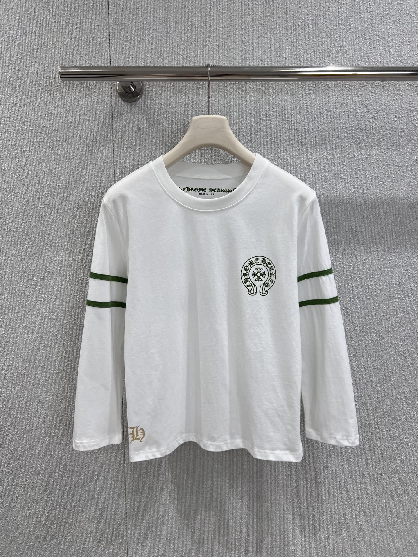 NO:453773,Support replacement Chrome He*rts 25Ss spring and summer new style, reel horseshoe logo long-sleeved T-shirt丨Exclusive high-end production!  The color of fixed dyeing is matched with pure cotton fabric. It is versatile and comfortable. The color matching is so amazing. The bright red and yellow color makes it look white and age-reducing. The white and green are also very fresh. The No. 33 jersey design on the back is so fashionable, casual and versatile. The classic loose style. Os wear method. Super versatile. Relaxed casual and slimming. The autumn and winter inner wear is also very good. The daily outfit of fashionable hot girls is so beautiful. S/M/L real shot details are available in stock. Chrome hearts, tees, t-shirt, alexander wang19860909支持换款 Chrome He*rts 25Ss春夏新款 卷轴马蹄标长袖T恤丨独家高版出品！定染的颜色搭配纯棉面料 百搭超绝舒适感 配色太绝了 红色黄色亮色显白又减龄 白色搭配绿色也非常清新 背面33号球衣设计太时髦啦休闲百搭 经典宽松版型哦 os穿法 超级百搭 轻松休闲显瘦 秋冬日内搭也很赞时髦辣妹的日常穿搭 太好看啦 现货发售S/M/L实拍细节图,,chrome hearts,tees，t-shirt,alexander wang,Women's clothing