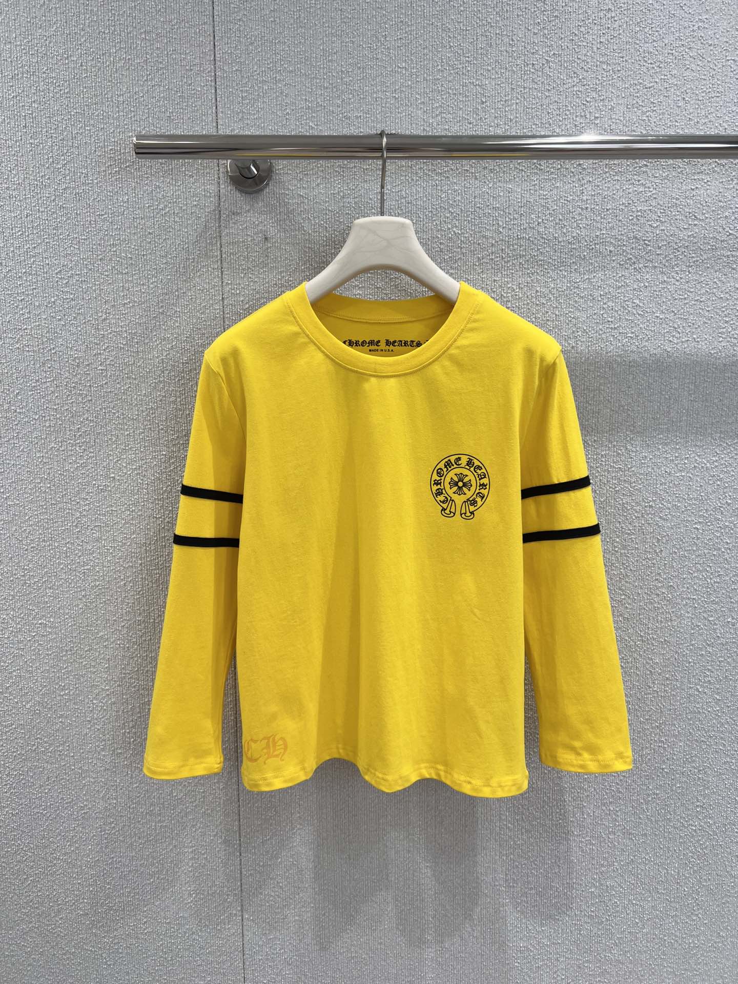 NO:453765,Support replacement Chrome He*rts 25Ss spring and summer new style, reel horseshoe logo long-sleeved T-shirt丨Exclusive high-end production!  The color of fixed dyeing is matched with pure cotton fabric. It is versatile and comfortable. The color matching is so amazing. The bright red and yellow color makes it look white and age-reducing. The white and green are also very fresh. The No. 33 jersey design on the back is so fashionable, casual and versatile. The classic loose style. Os wear method. Super versatile. Relaxed casual and slimming. The autumn and winter inner wear is also very good. The daily outfit of fashionable hot girls is so beautiful. S/M/L real shot details are available in stock. Chrome hearts, tees, t-shirt, alexander wang19860909支持换款 Chrome He*rts 25Ss春夏新款 卷轴马蹄标长袖T恤丨独家高版出品！定染的颜色搭配纯棉面料 百搭超绝舒适感 配色太绝了 红色黄色亮色显白又减龄 白色搭配绿色也非常清新 背面33号球衣设计太时髦啦休闲百搭 经典宽松版型哦 os穿法 超级百搭 轻松休闲显瘦 秋冬日内搭也很赞时髦辣妹的日常穿搭 太好看啦 现货发售S/M/L实拍细节图,,chrome hearts,tees，t-shirt,alexander wang,Women's clothing