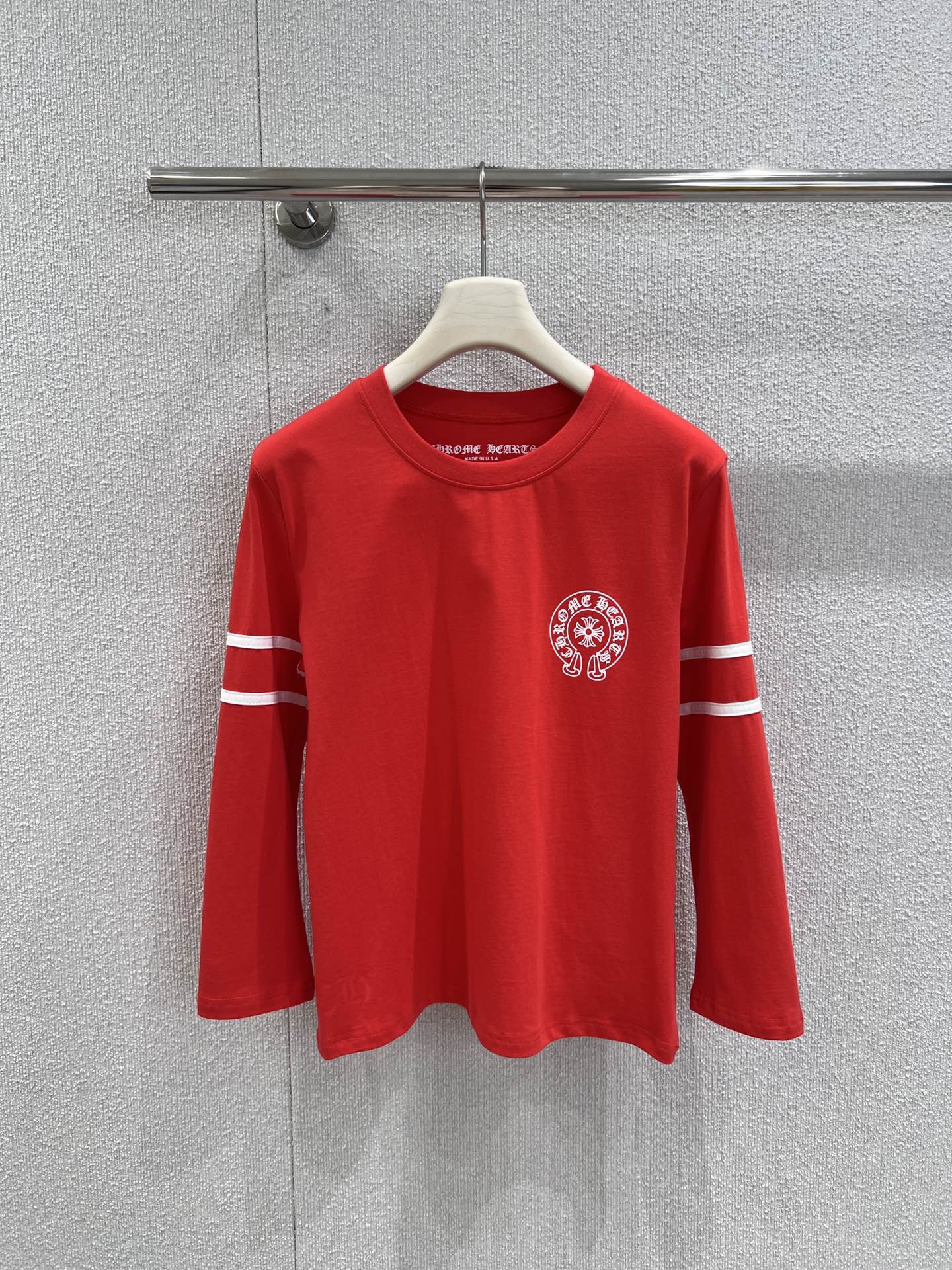 NO:453776,Support replacement Chrome He*rts 25Ss spring and summer new style, reel horseshoe logo long-sleeved T-shirt丨Exclusive high-end production!  The color of fixed dyeing is matched with pure cotton fabric. It is versatile and comfortable. The color matching is so amazing. The bright red and yellow color makes it look white and age-reducing. The white and green are also very fresh. The No. 33 jersey design on the back is so fashionable, casual and versatile. The classic loose style. Os wear method. Super versatile. Relaxed casual and slimming. The autumn and winter inner wear is also very good. The daily outfit of fashionable hot girls is so beautiful. S/M/L real shot details are available in stock. Chrome hearts, tees, t-shirt, alexander wang19860909支持换款 Chrome He*rts 25Ss春夏新款 卷轴马蹄标长袖T恤丨独家高版出品！定染的颜色搭配纯棉面料 百搭超绝舒适感 配色太绝了 红色黄色亮色显白又减龄 白色搭配绿色也非常清新 背面33号球衣设计太时髦啦休闲百搭 经典宽松版型哦 os穿法 超级百搭 轻松休闲显瘦 秋冬日内搭也很赞时髦辣妹的日常穿搭 太好看啦 现货发售S/M/L实拍细节图,,chrome hearts,tees，t-shirt,alexander wang,Women's clothing