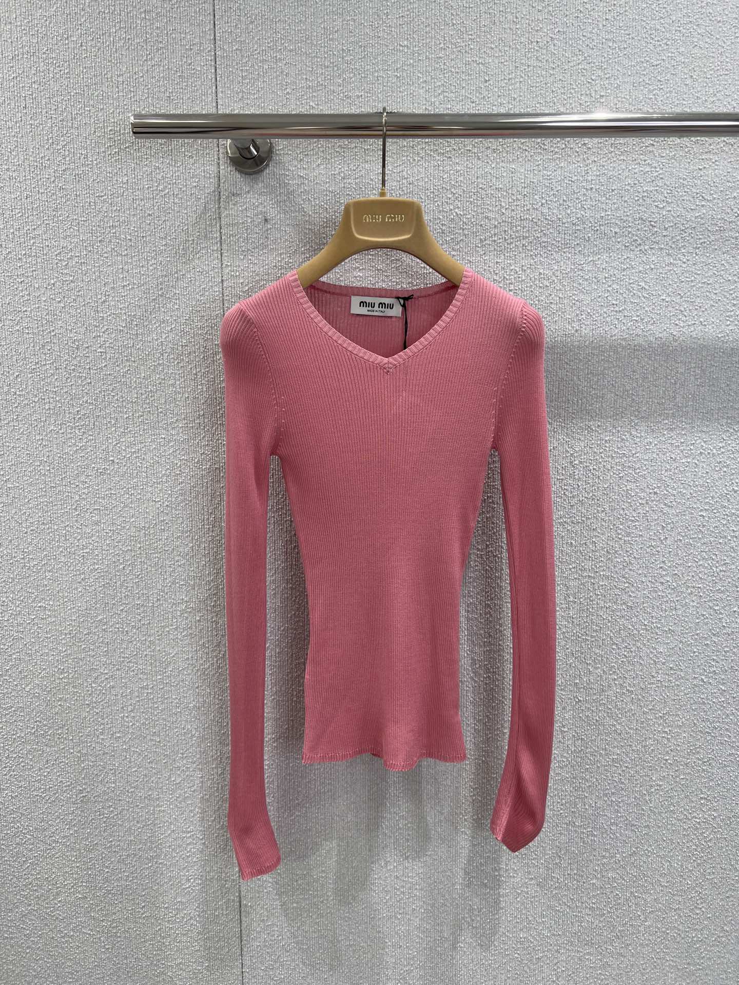 NO:455279,Supports replacement of Miumi* 25FW autumn and winter ordering new model, minimalist V-neck wool base top丨Exclusive high-end production!  Baby-grade skin-friendly. Those who know the goods come!  The soft and glutinous feel is unique and the fuzzy and skin-friendly effect is invincible!  Classic V-neck design is minimalist and luxurious!  The classic style is versatile and slim and not picky!  Create a high-end Italian style with elegant and elegant feel. Perfect quality depends on details. S/M/L real photos of S/M/L on sale in stock, miumiu, alexander wang19860909支持换款Miumi* 25FW秋冬订货会新款 极简V领羊毛打底上衣丨独家高版出品！绵羊毛Baby级亲肤.懂货的来！软软糯糯的手感特殊的绒毛朦胧亲肤效果无敌！经典V领设计极简奢华！经典版型百搭显瘦不挑人！随性大方打造意式优雅的高级感.完美品质看细节. 现货发售S/M/L实拍细节图,,miumiu,alexander wang,Women's clothing