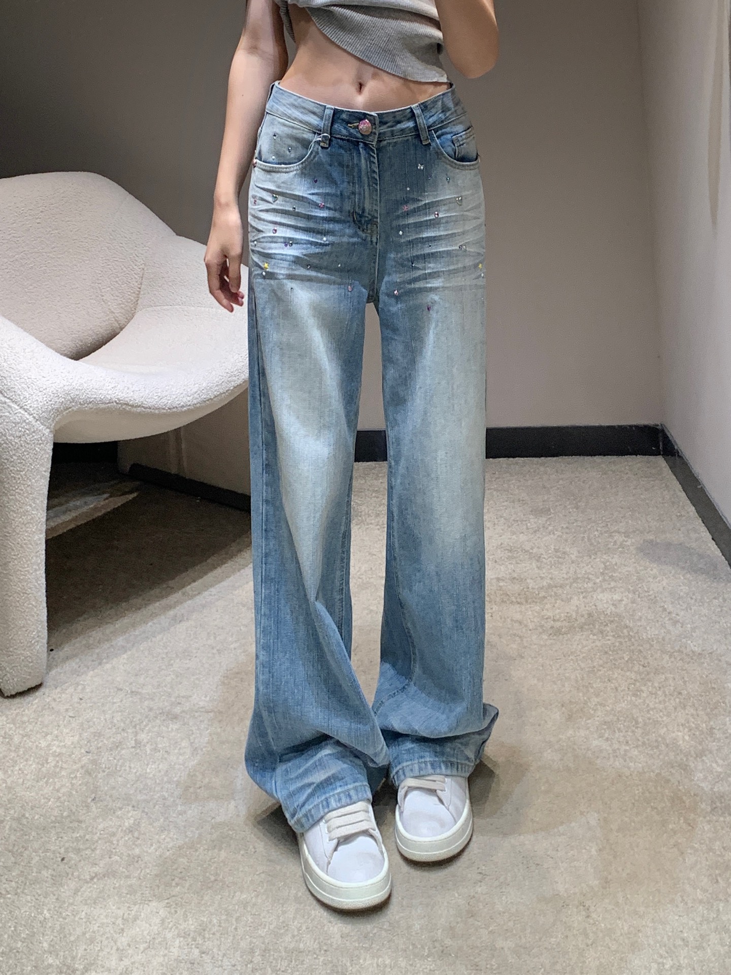 NO:455256,Chane* 25FW early autumn new style, colorful love stars decorative jeans trousers | Exclusive high-end production!  High-end denim cotton fabric Soft denim fabric is comfortable texture, soft fabric on the upper body is delicate, love star decoration, fashionable girl must have, high waist straight and loose style, upper body makes it look slimming, whoever wears it makes you look slimming, any body shape can be used, versatile style, it looks very good at any match, custom hardware accessories, workmanship quality depends on details, S/M/L, chanel, alexander wang19860909Chane* 25FW早秋新款 彩色爱心星星装饰牛仔长裤丨独家高版出品！采用高端牛仔棉面料 软的牛仔面料质地舒适 上身柔软面料纹路细腻 爱心星星装饰 时髦girl必备 高腰直筒宽松版型 上身显瘦显腿长 谁穿谁显瘦系列 任何身形都可驾驭 百搭款 随意一搭都非常好看 定制五金配件 做工品质看细节 现货发售S/M/L,,chanel,alexander wang,Women's clothing