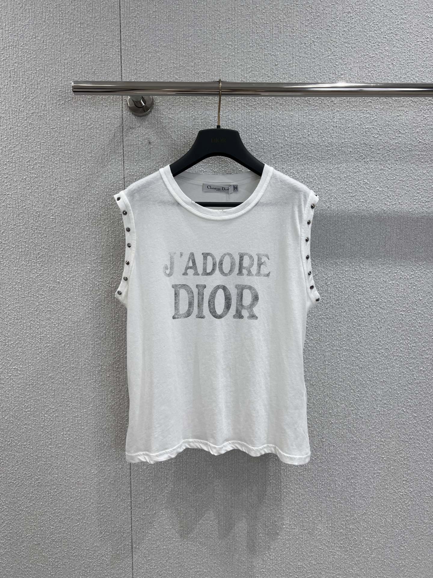 NO:454576,Support replacement Dio* 25fw early autumn new style, old washing water slogan printed vest T-shirt | Exclusive yb development!  High-end production!  Liu Ding's craftsmanship embellishes the sleeves with handsome and fashionable sides. The classic style is versatile and not a must-have for wardrobe. The imported pure cotton fabric has a great texture!  The quality of workmanship depends on the details!  S/M/L real photos, dior,tees, t-shirt,alexander wang19860909支持换款 Dio* 25fw早秋新款 做旧洗水标语印花背心T恤丨独家yb开发！高版出品！柳丁工艺点缀袖边帅气又时髦,经典版型百搭不挑人衣橱必备,进口纯棉面料质感超赞！做工品质看细节！现货发售S/M/L实拍细节图,,dior,tees，t-shirt,alexander wang,Women's clothing