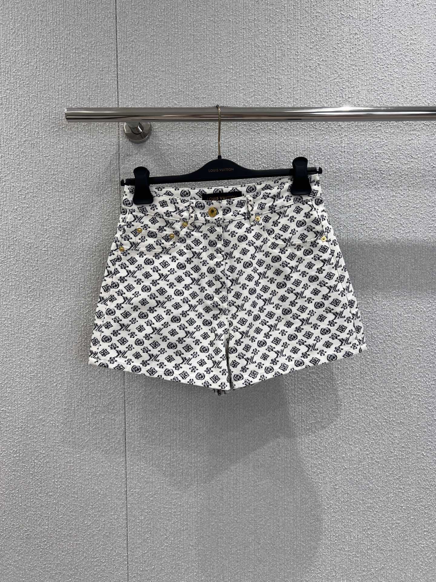 NO:456469,Support replacement Louis Vuitto* 25Ss spring and summer new style printed denim shorts丨Exclusive high-end production!  Customized denim cotton material, enzyme washing process, ready-made clothes are not easy to fade, the whole body is covered with four-leaf clover elements and letter patterns, full of old money, highlighting the brand style, Heavy Industry metal letter logo embellishes rich visual effects, creating fashionable and simple and durable details, presenting casual and free dressing style fashionable and fashionable. S/M/L real-life details pictures on sale, louis vuitton, shorts, alexander wang19860909支持换款 Louis Vuitto* 25Ss春夏新款 印花牛仔短裤丨独家高版出品！定制牛仔棉材质,酵素水洗工艺 成衣不易掉色串色 通体满铺四叶草元素和字母图案 老钱感十足,凸显品牌格调 重工金属字母徽标点缀丰富视觉效果,打造时髦风格简约耐看的细节,呈现随性自由的穿搭风格穿搭时髦洋气 现货发售S/M/L实拍细节图,,louis vuitton,shorts,alexander wang,Women's clothing