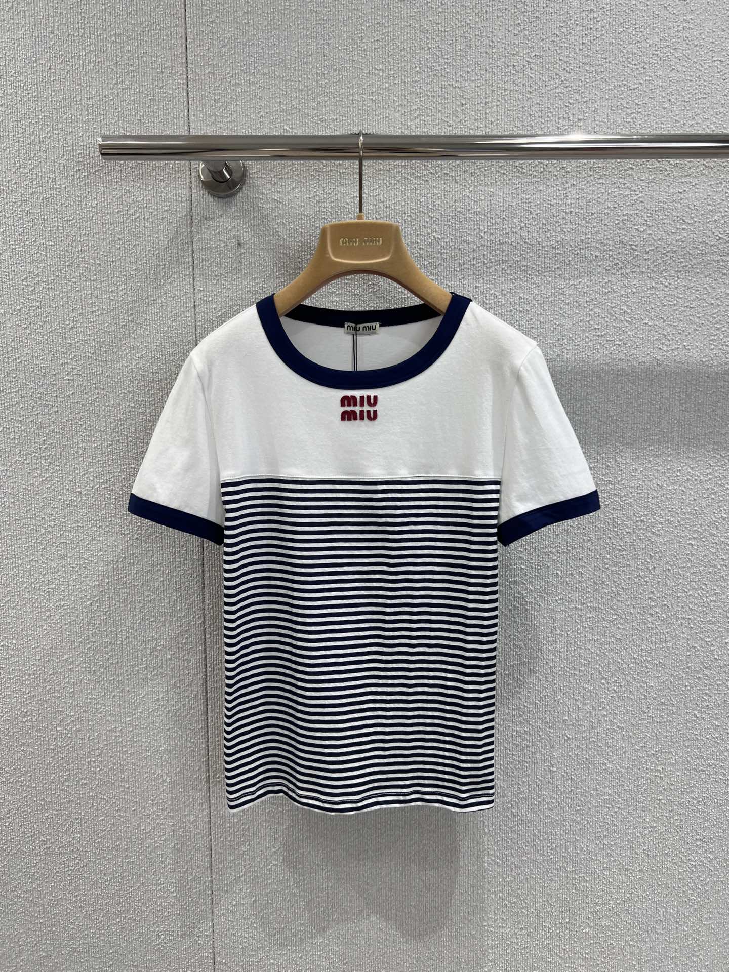 NO:454603,Support replacement Miumi* 25Fw early autumn new style striped spliced ​​round short-sleeved T-shirt | Exclusive yb development!  High-end production!  Imported cotton poplin material, breathable and comfortable, full texture, slim small-fitting short-sleeved cut, the upper body presents a casual and lazy style, the upper body is plain and the lower body is intertwined with stripes, flat high neckline, matched with letter logo, add beautiful outfit, casual and fashionable, highlight the brand style, made of gram-weight pure cotton, comfortable and easy to wear, reduce age and fashionable. The workmanship quality depends on the details. S/M/L real shot details pictures are available in stock, miumiu, T-shirt,tees, t-shirt,alexander wang19860909支持换款 Miumi* 25Fw早秋新款 条纹拼接圆短袖T恤丨独家yb开发！高版出品！进口棉府绸材质 透气舒适 质感十足 修身小版型短袖裁剪 上身呈现休闲慵懒的穿搭格调 上半身素色下半身条纹粗细交错 平口高领边 配合字母徽标 增加穿搭美高休闲出彩时髦 凸显品牌格调 采用克重纯棉制成 舒适好穿 减龄洋气.做工品质看细节.现货发售S/M/L实拍细节图,,miumiu,T-shirt,tees，t-shirt,alexander wang,Women's clothing