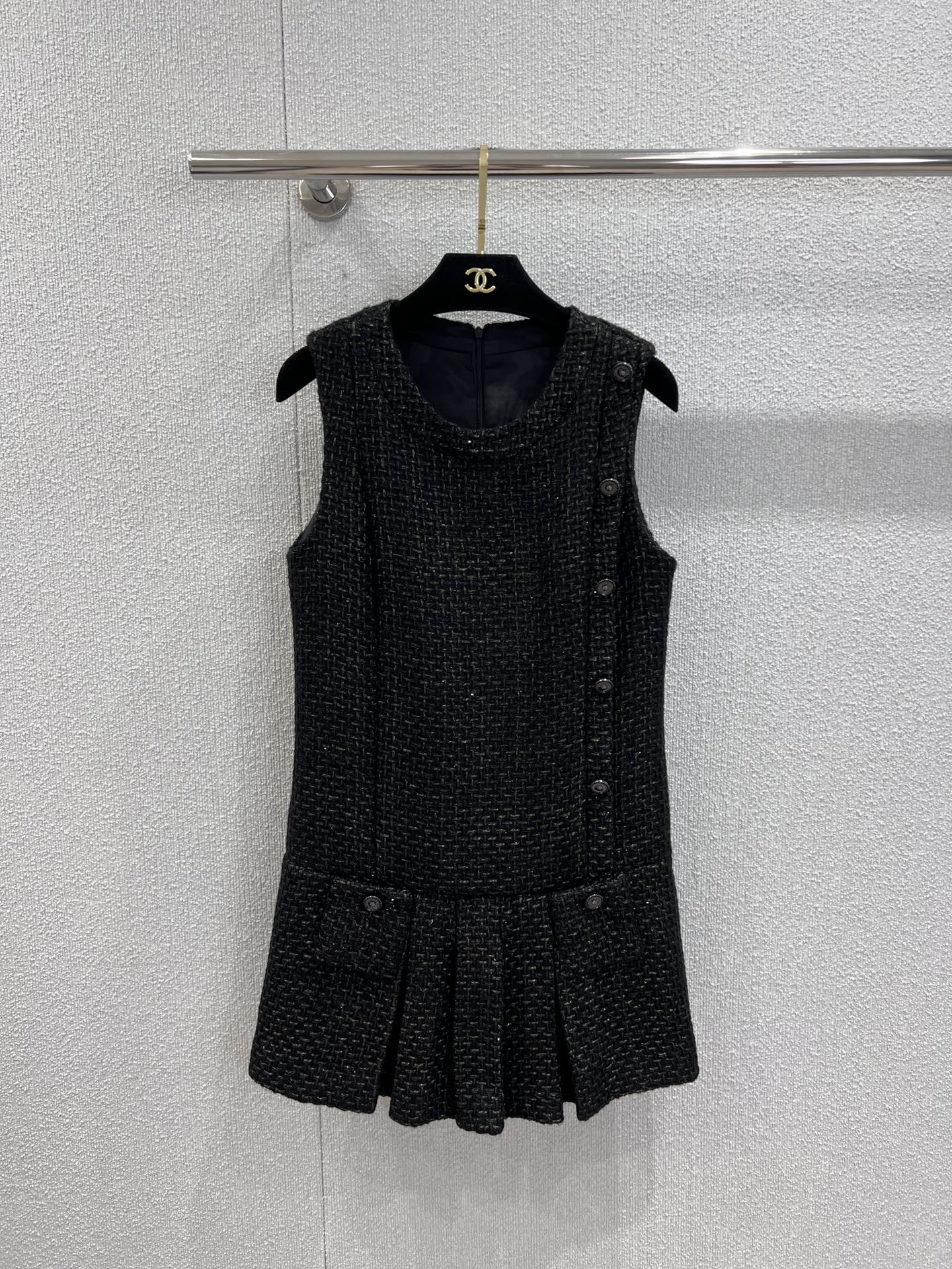 NO:455271,Support for replacement Chane* 25A high-end handicraft workshop series new style pleated skirt thick flower vest dress 丨Exclusive high-end production!  Imported coarse wool woolen material, high-quality texture, high-quality appearance, vest dress style, large body based on large area braided texture, interspersed with silver wire yarn, shining and charming, visual tone is calm and low-key, overall shape is very noble, single-sided shoulder extends to the low waist, decorated with cloaks, buckles, skirts and pleated more neat and elegant, rich visual highlights successfully break the dullness, create the brand's exclusive temperament and celebrity style, daily wear fashionable items, high-end and fashionable, real-life S/M/L real-life details pictures, chanel, skirts, alexander wang19860909支持换款 Chane* 25A高级手工坊系列新款 百褶裙摆粗花尼背心连衣裙丨独家高版出品！进口粗纺羊毛呢材质 质感高级 品相高级 背心连衣裙版型 大身以大面积编织肌理为基础 穿插银丝纱线闪耀迷人 视觉基调沉稳低调 整体造型贵气十足 单侧肩膀延伸至低腰处 以襟扣织带装饰 裙摆饰以压褶更显利落优雅 丰富视觉亮点成功打破沉闷感 打造品牌专属气质名媛风格 日常穿搭洋气单品 高级且时髦 现货发售S/M/L实拍细节图,,chanel,skirts,alexander wang,Women's clothing