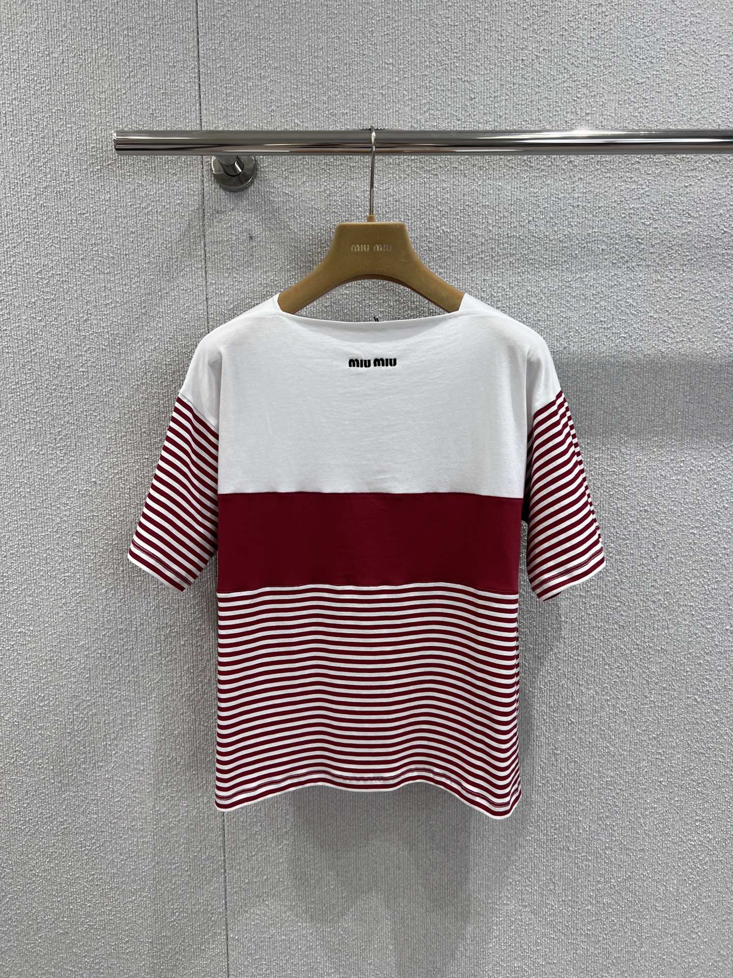 NO:454608,Support replacement Miumi* 25Fw early autumn new style striped spliced ​​one-shoulder short-sleeved T-shirt | Exclusive yb development!  High-end production!  Imported cotton poplin material is breathable and comfortable, full of texture, loose one-shoulder short-sleeved cut, the upper body presents a casual and lazy style, the upper body is plain and red and white stripes intertwined, flat high neckline, combined with letter logo, adds a beautiful and casual feeling to the outfit, and is fashionable in one wear, highlights the brand style, made of gram-weight pure cotton, comfortable and easy to wear, and age-reducing style!  Workmanship quality depends on the details. S/M/L real photos of S/M/L are sold in stock, miumiu, T-shirt, tees, t-shirt, alexander wang19860909支持换款 Miumi* 25Fw早秋新款 条纹拼接一字肩短袖T恤丨独家yb开发！高版出品！进口棉府绸材质 透气舒适 质感十足 宽松一字肩短袖裁剪 上身呈现休闲慵懒的穿搭格调 上半身素色下半身红白条纹粗细交错 平口高领边 配合字母徽标 增加穿搭美高休闲感 单穿内搭都出彩时髦 凸显品牌格调 采用克重纯棉制成 舒适好穿 减龄洋气！做工品质看细节.现货发售S/M/L实拍细节图,,miumiu,T-shirt,tees，t-shirt,alexander wang,Women's clothing