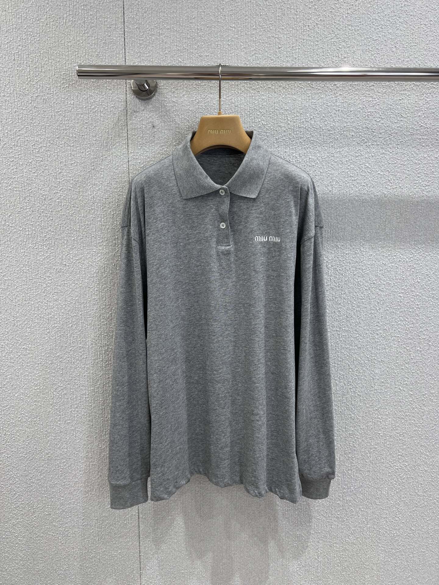 NO:454618,Support replacement Miumi* 25Fw early autumn new model, micro-label embroidered cotton long-sleeved polo shirt丨Exclusive yb development!  High-end production!  Grey cotton knitted fabric with brand logo embroidered logo polo neckline button closure loose elastic style same as men and women Casual and versatile S/M/L real-life details pictures, miumiu, alexander wang19860909支持换款 Miumi* 25Fw早秋新款 微标刺绣棉质长袖polo衫丨独家yb开发！高版出品！灰色棉质针织面料 饰有品牌标识刺绣徽标 polo领口 纽扣开合 宽松弹力版型 男女同款 休闲百搭现货发售S/M/L实拍细节图,,miumiu,alexander wang,Women's clothing