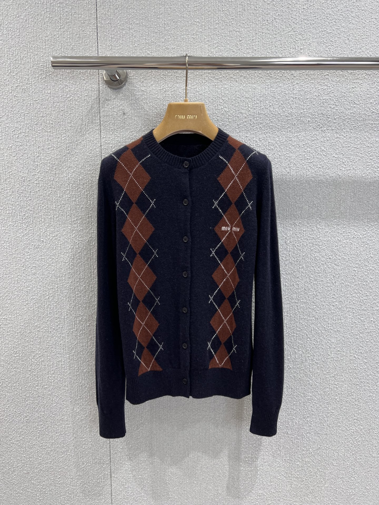 NO:455283,Support replacement Mium*u 25Fw early autumn new style contrasting diamond cashmere knitted cardigan丨Exclusive yb development!  High-end production!  Round neck fitting cardigan style, 1:1 mold-on-color shell round buckle opening and closing difference market low version upper body is fresh and gentle, it looks good when worn alone or layered, and it can easily wear it with shorts or skirt to create a sweet and retro girly feeling. S/M/L real-life details pictures are available in stock, miumiu, skirts, shorts, alexander wang19860909支持换款 Mium*u 25Fw早秋新款 撞色菱格羊绒针织开衫丨独家yb开发！高版出品！圆领合身开襟衫版型,1:1开模对色贝壳圆扣开合区别市场低版上身清新温柔,单穿或者叠穿都好看,搭配短裤或者半裙轻松穿出乖甜复古少女感 现货发售S/M/L实拍细节图,,miumiu,skirts,shorts,alexander wang,Women's clothing