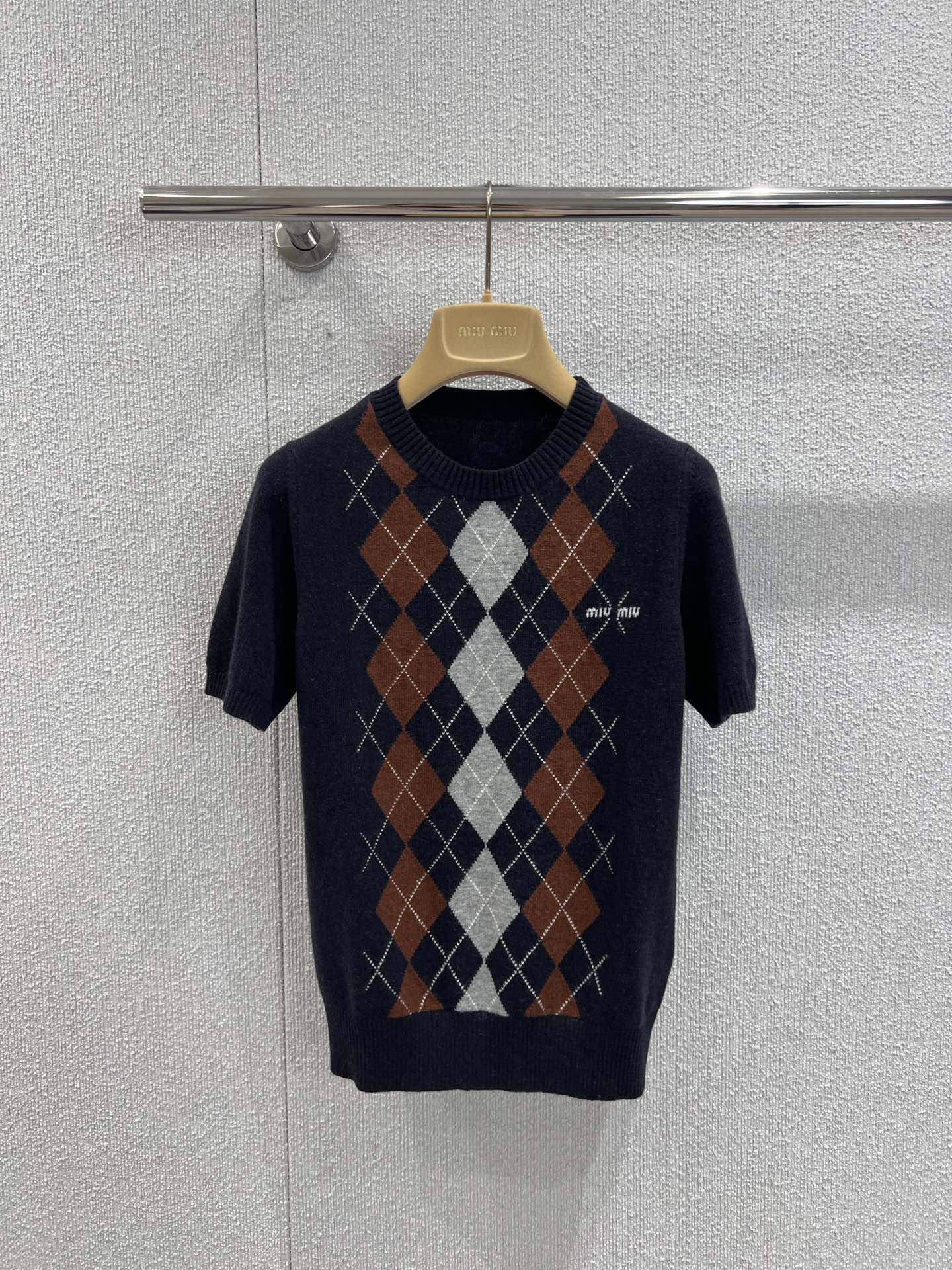 NO:455294,Support replacement Mium* 25Fw early autumn new model, micro-label diamond knitted short-sleeved top丨Exclusive yb development!  High-end production!  It is made of cashmere fabric, which has a soft and glutinous feel, and has good wrinkle resistance and breathability. The upper body is three-dimensional and wide!  Simple daily combination, easy to wear and express a fashionable style, showing gentle temperament~ Different from the market to see pictures and paintings~ Welcome to compare!  Get high quality and confidence!  S/M/L real photos, miumiu, T-shirt, alexander wang19860909支持换款 Mium* 25Fw早秋新款 微标菱形针织短袖上衣丨独家yb开发！高版出品！采用山羊绒面料,手感软糯,有良好的抗皱性与透气性～上身立体挺阔！日常简单搭配,轻松穿出时尚的风格,尽显温柔气质~区别市面看图作画~欢迎对比！高品质放心入手！现货发售S/M/L实拍细节图,,miumiu,T-shirt,alexander wang,Women's clothing