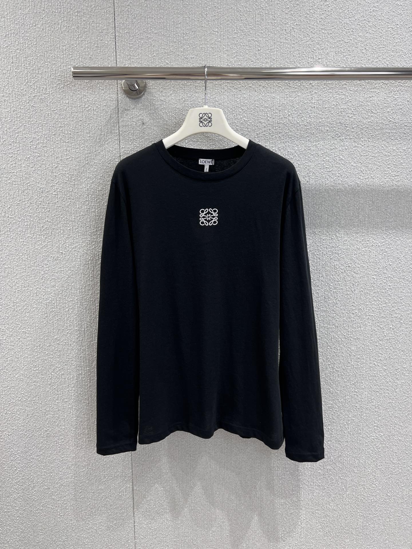 NO:455897,Support replacement Loew* 25Fw early autumn new model, micro-label embroidered threaded round neck long-sleeved T-shirt丨Exclusive high-end production!  The embroidery pattern is decorated with brand logo on the chest with imported Tajima machine. The outline design is clear. The cuffs. The ribbed collar hem is used to synthesize the professional wool knitting and seam disc machine. The overall line is straight and delicate, the fabric is comfortable and soft, and the color is consistent and no color difference. It can be matched with the same style to create a fashionable look and manage various occasions. S/M/L real photos are available in stock. Loewe, tees, t-shirt, alexander wang19860909支持换款 Loew* 25Fw早秋新款 微标刺绣螺纹圆领长袖T恤丨独家高版出品！胸前饰有品牌标识logo图案刺绣 图案采用进口田岛机万针刺绣 勾勒设计清晰 袖口 领口下摆罗纹用到专业的毛织缝盘机合成 整体走线平直细腻,面料舒适柔软,颜色一致无色差 能与同款搭配营造时尚造型,驾驭各种场合 现货发售S/M/L实拍细节图,,loewe,tees，t-shirt,alexander wang,Women's clothing