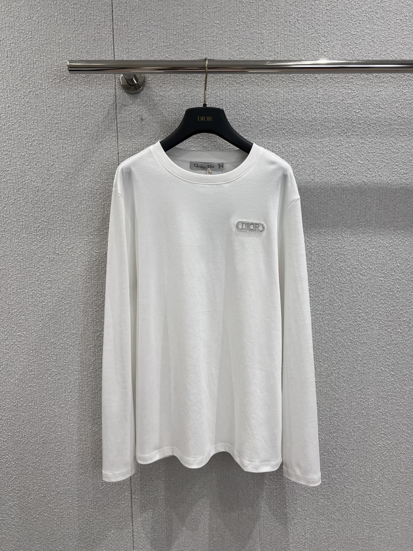 NO:455908,P, supports replacement Dio* 25Fw early autumn new style, hand-beaded logo long-sleeved T-shirt丨Exclusive high-end product!  The most versatile and attractive tee is super fashionable no matter how you wear it. The frequency of daily wear is really very high. It is a universal base all year round. The perfect workmanship quality depends on the details. S/M/L real-time details pictures are available in stock, dior, tees, t-shirt, alexander wang19860909P,支持换款 Dio* 25Fw早秋新款 手工串珠logo长袖T恤丨独家高版出品！最百搭最耐看的tee 怎么穿都超级时髦 日常穿的频率真的非常非常高 一年四季都是万能打底 完美做工品质看细节.现货发售S/M/L实拍细节图,,dior,tees，t-shirt,alexander wang,Women's clothing