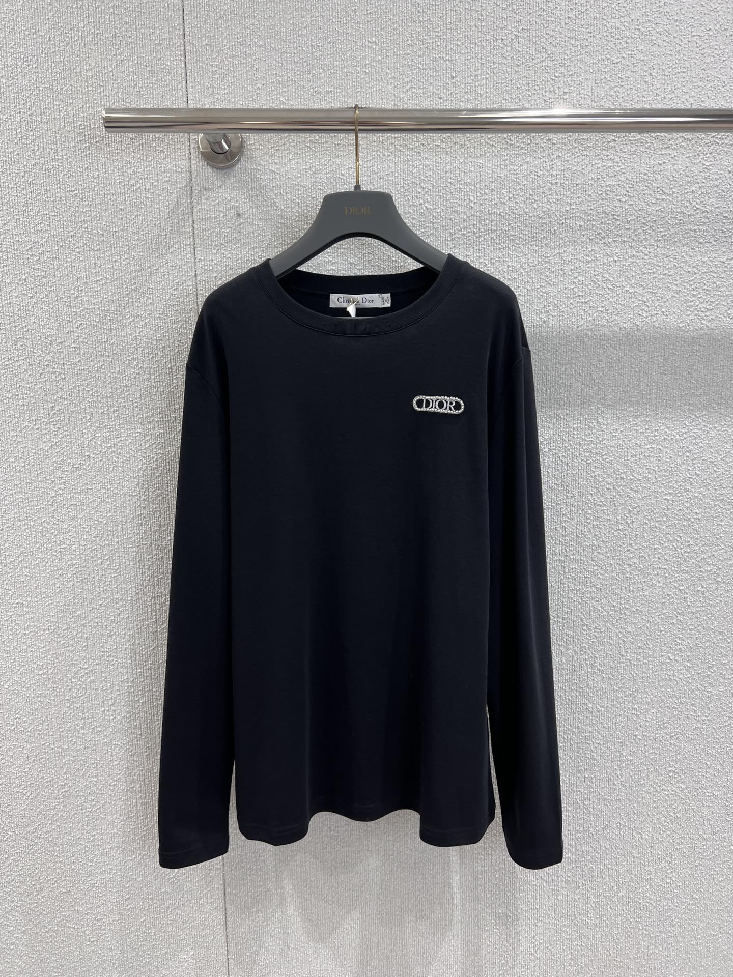 NO:455917,Support replacement Dio* 25Fw early autumn new style, hand-beaded logo long-sleeved T-shirt丨Exclusive high-end product!  The most versatile and attractive tee is super fashionable no matter how you wear it. The frequency of daily wear is really very high. It is a universal base all year round. The perfect workmanship quality depends on the details. S/M/L real-time details pictures are available in stock, dior, tees, t-shirt, alexander wang19860909支持换款 Dio* 25Fw早秋新款 手工串珠logo长袖T恤丨独家高版出品！最百搭最耐看的tee 怎么穿都超级时髦 日常穿的频率真的非常非常高 一年四季都是万能打底 完美做工品质看细节.现货发售S/M/L实拍细节图,,dior,tees，t-shirt,alexander wang,Women's clothing