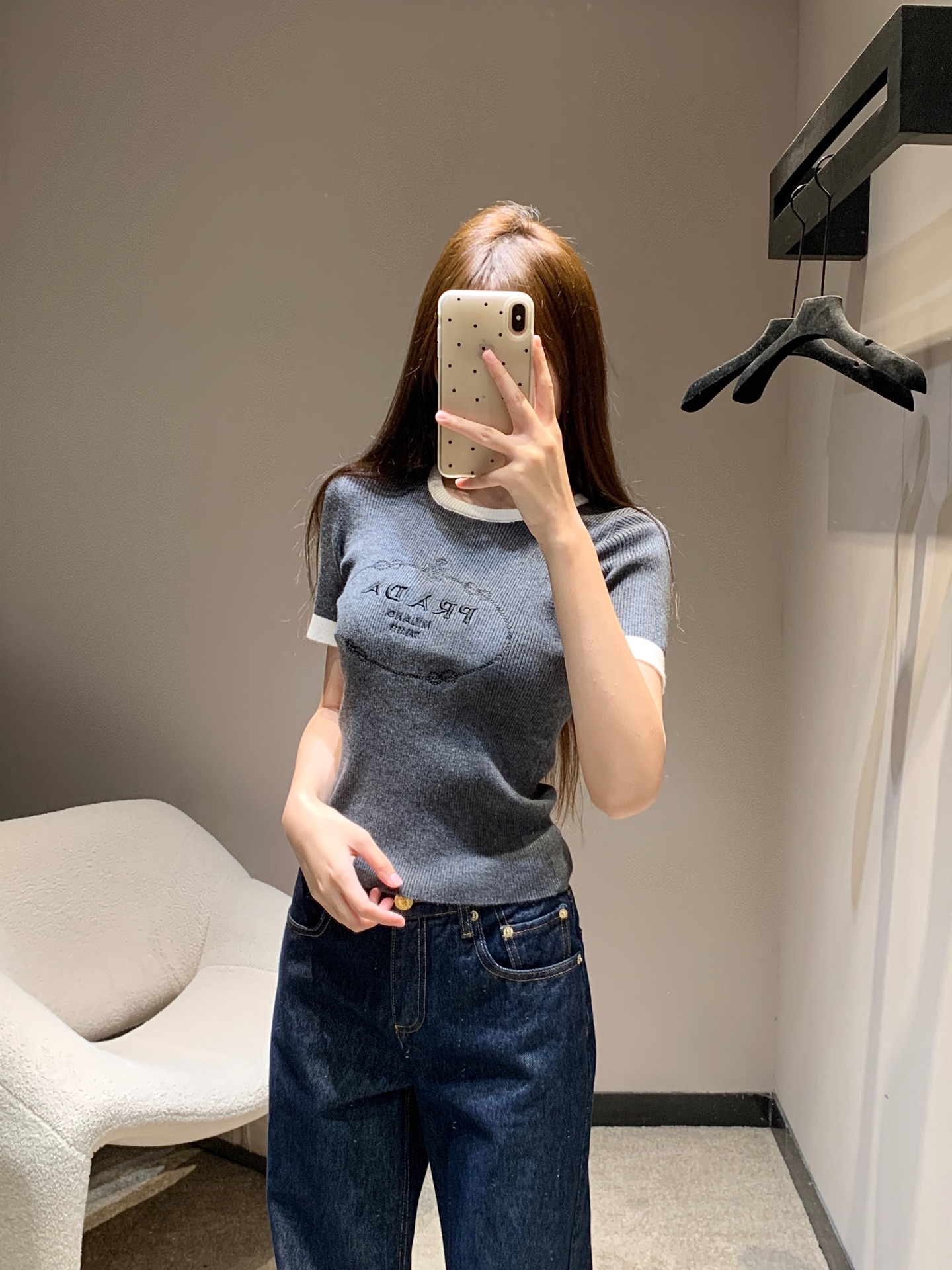 NO:455273,Prad* 25FW early autumn new style contrast embroidered letter short-sleeved knitted top丨Exclusive high-end production!  Wool yarn weaving, high-quality texture, comfortable and soft, round neck knitted short-sleeved cut, fine crochet texture, large body and neck cuff threaded edge, form color collision, durable and versatile, large body vertical pit strip texture, easy to highlight the full-score texture, letter brand logo embroidery embroidery embellishes the chest, exquisite and stylish, versatile style, S/M/L,,prada, T-shirt,alexander wang19860909Prad* 25FW早秋新款 撞色刺绣字母短袖针织上衣丨独家高版出品！羊毛纱线织造 质感高级 舒适柔软 圆领针织短袖剪裁 通体细密钩针肌理纹 大身与领口袖口螺纹包边 形成颜色碰撞 耐看百搭 大身竖坑条纹理 轻松突出满分细节质感 字母品牌徽标刺绣点缀胸前 精致有格调 风格百搭 现货发售S/M/L,,prada,T-shirt,alexander wang,Women's clothing