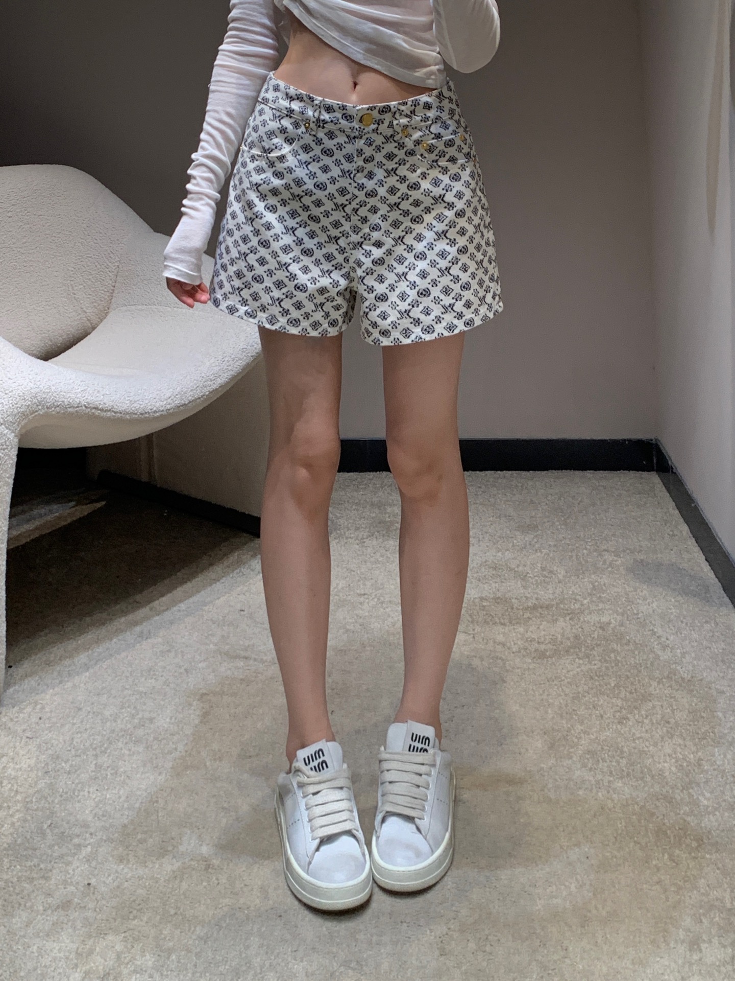 NO:456472,Louis Vuitto* 25Ss Spring and Summer New Printed Denim Shorts丨Exclusive High Edition Production!  Customized denim cotton material, enzyme washing process, ready-made clothes are not easy to fade, the whole body is covered with four-leaf clover elements and letter patterns, full of old money, highlighting the brand style, Heavy Industry metal letter logo embellishes rich visual effects, creating fashionable and simple and durable details, presenting casual and free dressing style fashionable and fashionable. S/M/L,,louis vuitton, shorts, alexander wang19860909Louis Vuitto* 25Ss春夏新款 印花牛仔短裤丨独家高版出品！定制牛仔棉材质,酵素水洗工艺 成衣不易掉色串色 通体满铺四叶草元素和字母图案 老钱感十足,凸显品牌格调 重工金属字母徽标点缀丰富视觉效果,打造时髦风格简约耐看的细节,呈现随性自由的穿搭风格穿搭时髦洋气 现货发售S/M/L,,louis vuitton,shorts,alexander wang,Women's clothing