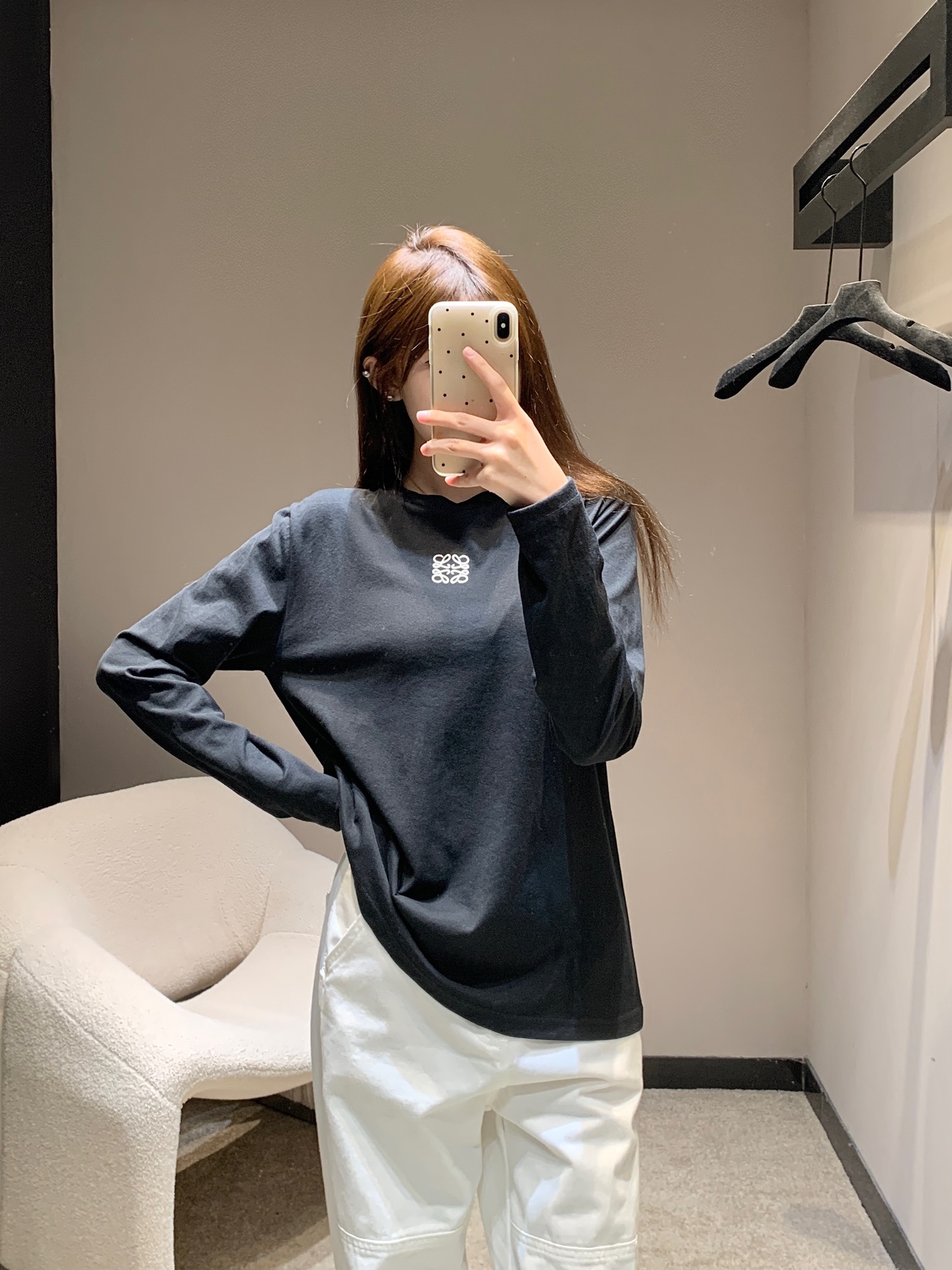 NO:455902,Loew* 25Fw early autumn new model, micro-label embroidered threaded round neck long-sleeved T-shirt丨Exclusive high-end production!  The embroidery pattern is decorated with brand logo on the chest with imported Tajima machine. The outline design is clear. The cuffs. The ribbed collar hem is used to synthesize the professional wool knitting and seam disc machine. The overall line is straight and delicate, the fabric is comfortable and soft, and the color is consistent and no color difference. It can be matched with the same style to create a fashionable look and manage various occasions. S/M/L, loewe,tees, t-shirt, alexander wang19860909Loew* 25Fw早秋新款 微标刺绣螺纹圆领长袖T恤丨独家高版出品！胸前饰有品牌标识logo图案刺绣 图案采用进口田岛机万针刺绣 勾勒设计清晰 袖口 领口下摆罗纹用到专业的毛织缝盘机合成 整体走线平直细腻,面料舒适柔软,颜色一致无色差 能与同款搭配营造时尚造型,驾驭各种场合 现货发售S/M/L,,loewe,tees，t-shirt,alexander wang,Women's clothing