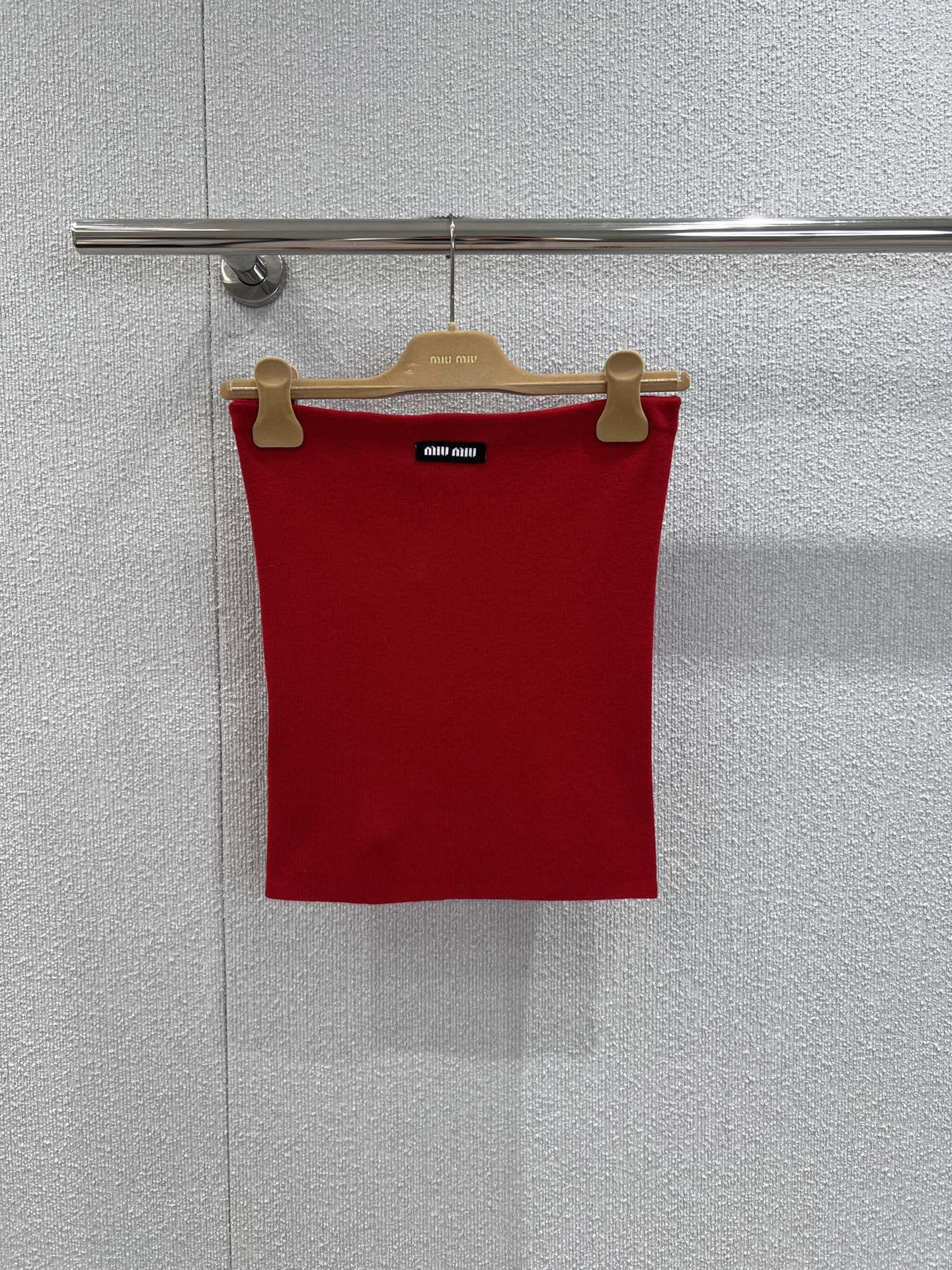 NO:455914,Support replacement Miumi* 25Fw early autumn new model, micro-label patch knitted strap top | Exclusive high-end production!  Slim fit style gives off a fashionable temperament, slim and inclusive figure, with letter micro-labeled stickers, bringing visual impact to the overall look, comfortable and breathable, suitable for various occasions, sexy and high-end, perfect workmanship quality depends on details. S/M/L real-life details pictures, miumiu, alexander wang19860909支持换款 Miumi* 25Fw早秋新款 微标贴饰针织抹胸上衣丨独家高版出品！修身版型穿出时髦气质 显瘦包容身材 字母微标贴饰点缀 给整体造型带来视觉冲击 舒适透气 适合多种场合穿搭 性感高级 完美做工品质看细节.现货发售S/M/L实拍细节图,,miumiu,alexander wang,Women's clothing