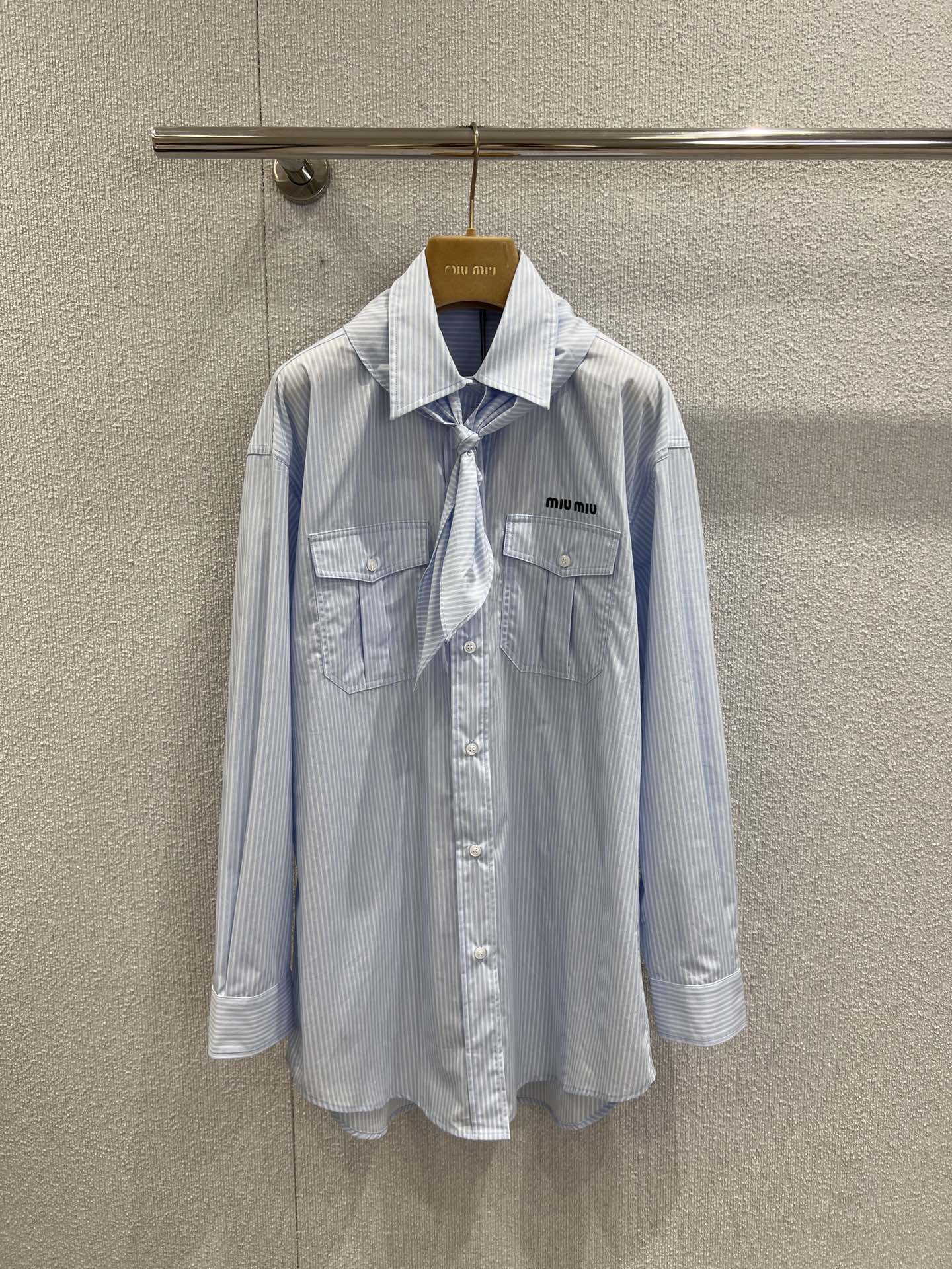 NO:457280,Support replacement Miumi* 25s autumn and winter new style Boy Scout Scarf Bow Tie Shirt | Exclusive yb development!  High-end production!  A must-have artifact for fashionable top students to reduce their age!  The cute girlish bow tie can also be removed as a headscarf!  Double pocket design can be sweet and salty, and has aging-reducing product!  The classic style is versatile and not picky!  Customized woven striped imported pure cotton shirt fabric!  Workmanship quality depends on the details. S/M/L real photos of S/M/L are sold in stock, miumiu,shirts,alexander wang19860909支持换款 Miumi* 25s秋冬新款 童子军围巾领结衬衫丨独家yb开发！高版出品！时髦尖子生减龄必备神器！可爱少女风领结也可拆卸当头巾！双口袋设计可甜可盐气质减龄单品！经典版型百搭不挑人！定制色织条纹进口纯棉衬衫面料！做工品质看细节.现货发售S/M/L实拍细节图,,miumiu,shirts,alexander wang,Women's clothing