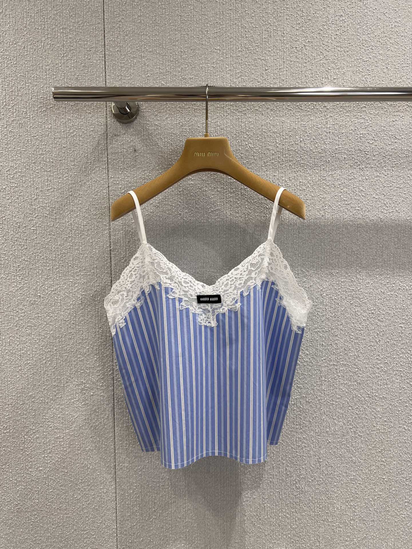 NO:455911,Support replacement Mium*u 25Fw early autumn new model lace spliced ​​blue and white striped small suspender丨Exclusive yb development!  High-end production!  V-neck strap small suspender style, slender white shoulder strap, custom eyelashes with one circle on the neckline, gentle and pure and pure wen, pure hand-trimmed lace, exquisite lace, classic black and white drawing logo on the chest, highlighting the recognition, single wear, layered or coated, meet your various matching needs. S/M/L real photos, detailed pictures, miumiu, jackets & coats, alexander wang19860909支持换款 Mium*u 25Fw早秋新款 蕾丝拼接蓝白条纹小吊带丨独家yb开发！高版出品！V领抹胸小吊带款式,纤细白色肩带,领口一圈定制睫毛钩花蕾丝拼接温柔纯欲wen,纯手工修剪花边巨精致,胸口饰经典黑白色抽logo徽标织唛凸显辨识度,单穿、叠穿或是配外套都合适,满足你多种搭配需求 现货发售S/M/L实拍细节图,,miumiu,jackets & coats,alexander wang,Women's clothing