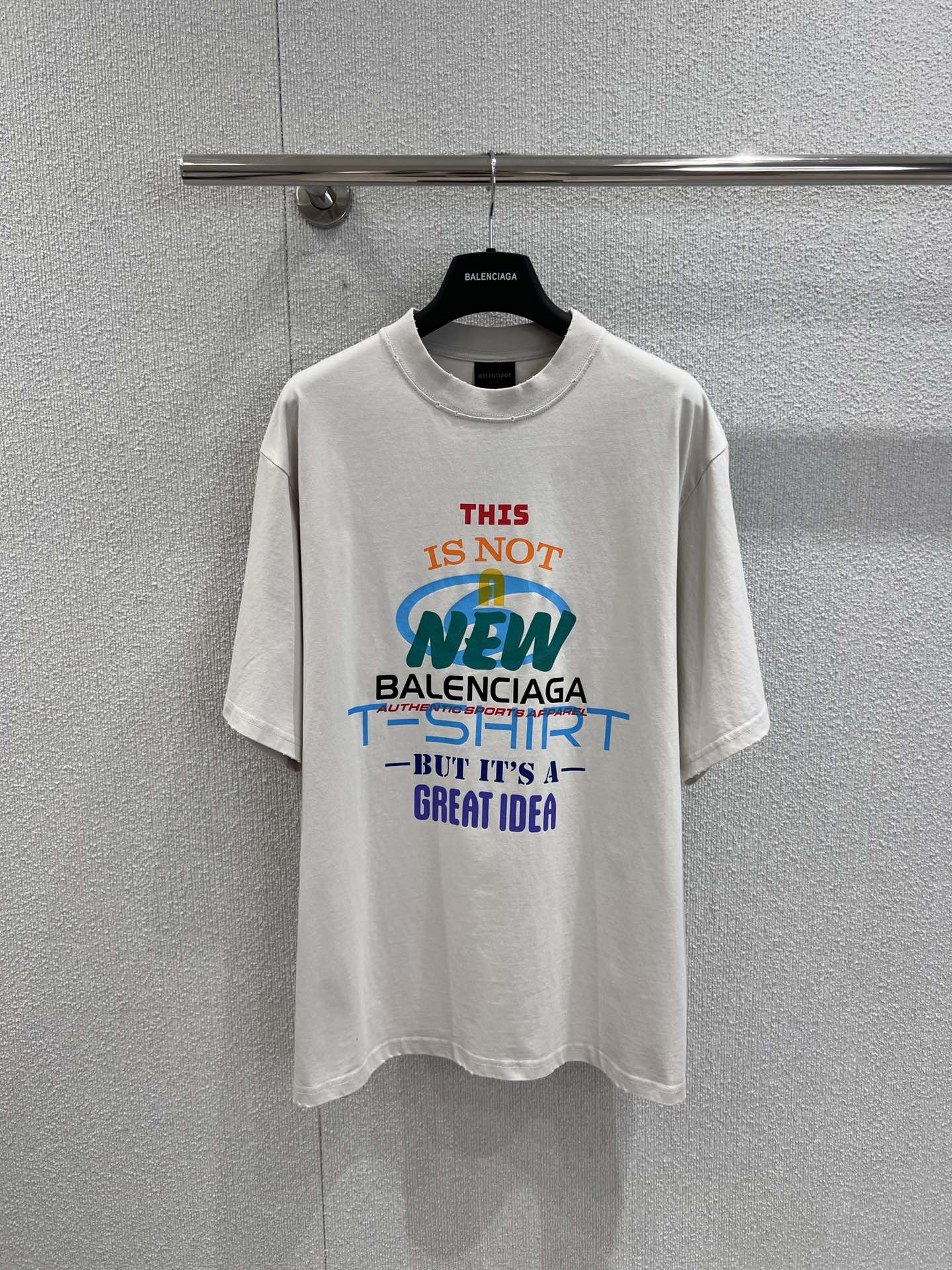 NO:455879,Support replacement Balenciag* 25Fw early autumn new model NEW printed silhouette ripped short-sleeved T-shirt | Exclusive yb development!  High-end production!  The same style of men and women. The pure cotton fabric is plain wet. The fabric of the fabric is flat and delicate. The texture is tight. It has good moisture absorption, breathability and comfort. It can be kept dry and comfortable. Due to its tight spinning process, it also has good wrinkle resistance and durability. Suitable for long-term wear or use. S/M/L real-time details, balenciaga, T-shirt,tees, t-shirt,alexander wang.19860909支持换款 Balenciag* 25Fw早秋新款 NEW印花廓形破洞短袖T恤丨独家yb开发！高版出品！男女同款 纯棉质织物组织结构为平纹 面料的织物表面平整细腻 质地紧密 具有良好的吸湿透气性和舒适性 能够保持干爽舒适 由于其紧密的纺纱工艺 它也具有良好的抗皱性和耐久性 适合于长时间穿着或使用 现货发售S/M/L实拍细节图,,balenciaga,T-shirt,tees，t-shirt,alexander wang,Women's clothing