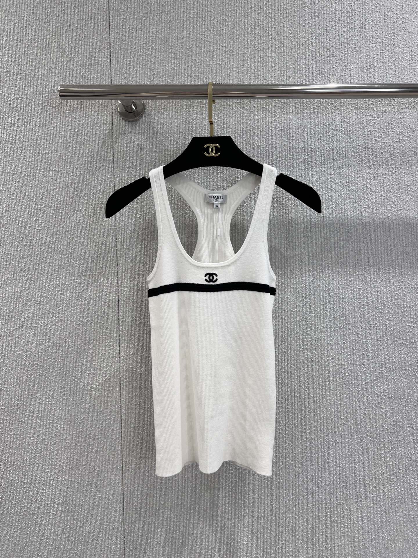 NO:456459,Support for replacement Chane* 25Ss spring and summer new style, invincible versatile knitted vest丨Exclusive high-end production!  Must-in-one medieval series, round neck vest cut, I-shaped shoulder straps form round neck, echoing the double C logo on the chest, highlighting the high-end feeling of outfit, the texture of the vertical pit strips with threaded edges, light and slimming, showing slimness, full of relaxation and stylishness, can be worn alone, layered, the first choice for fashion outfits in all seasons, S/M/L real shot details, chanel, alexander wang19860909支持换款 Chane* 25Ss春夏新款 无敌百搭针织小背心丨独家高版出品！必入爆款中古系列 圆领背心剪裁 工字肩带形成圆领 与胸前双C徽标呼应 凸显穿搭高级感 通体竖坑条纹理配有螺纹包边 轻薄修身更显瘦 尽显松弛调性 凸显轻奢时髦气质 单穿叠穿均可 四季时尚穿搭首选 现货发售S/M/L实拍细节图,,chanel,alexander wang,Women's clothing