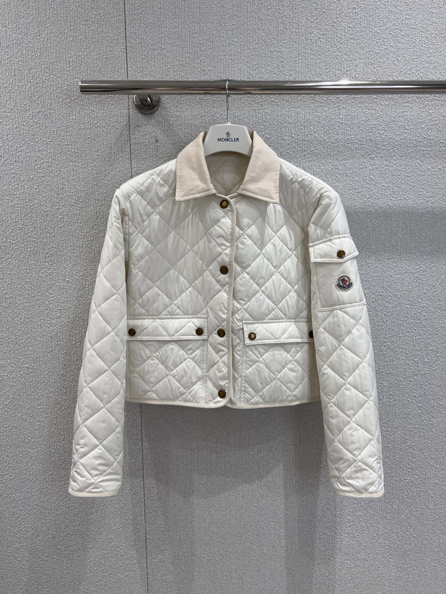 NO:455869,Support replacement Monc* 25Fw early autumn new style diamond quilted cotton short cotton jacket | Exclusive yb development!  High-end production!  Temperature lapel double pocket small short design!  The temperament of a young girl with age reduction, the imported machine pressing grid technology is three-dimensional tailoring, and the classic version interprets the autumn and winter stacking shape to keep warm!  British style is versatile and handsome!  Lightweight and warm fabric, the quality of the gaps of imported machines depends on the details. S/M/L real photos of S/M/L are sold in stock, Jackets & coats, alexander wang19860909支持换款 Monc* 25Fw早秋新款 菱形绗缝夹棉短款棉服小外套丨独家yb开发！高版出品！气质翻领双口袋小短款设计！减龄少女气质,进口机压线格工艺对格立体剪裁,经典版型演绎秋冬叠搭造型保暖神器！英伦风百搭又帅气！轻盈保暖面料,进口机缝隙做工品质看细节.现货发售S/M/L实拍细节图,,jackets & coats,alexander wang,Women's clothing