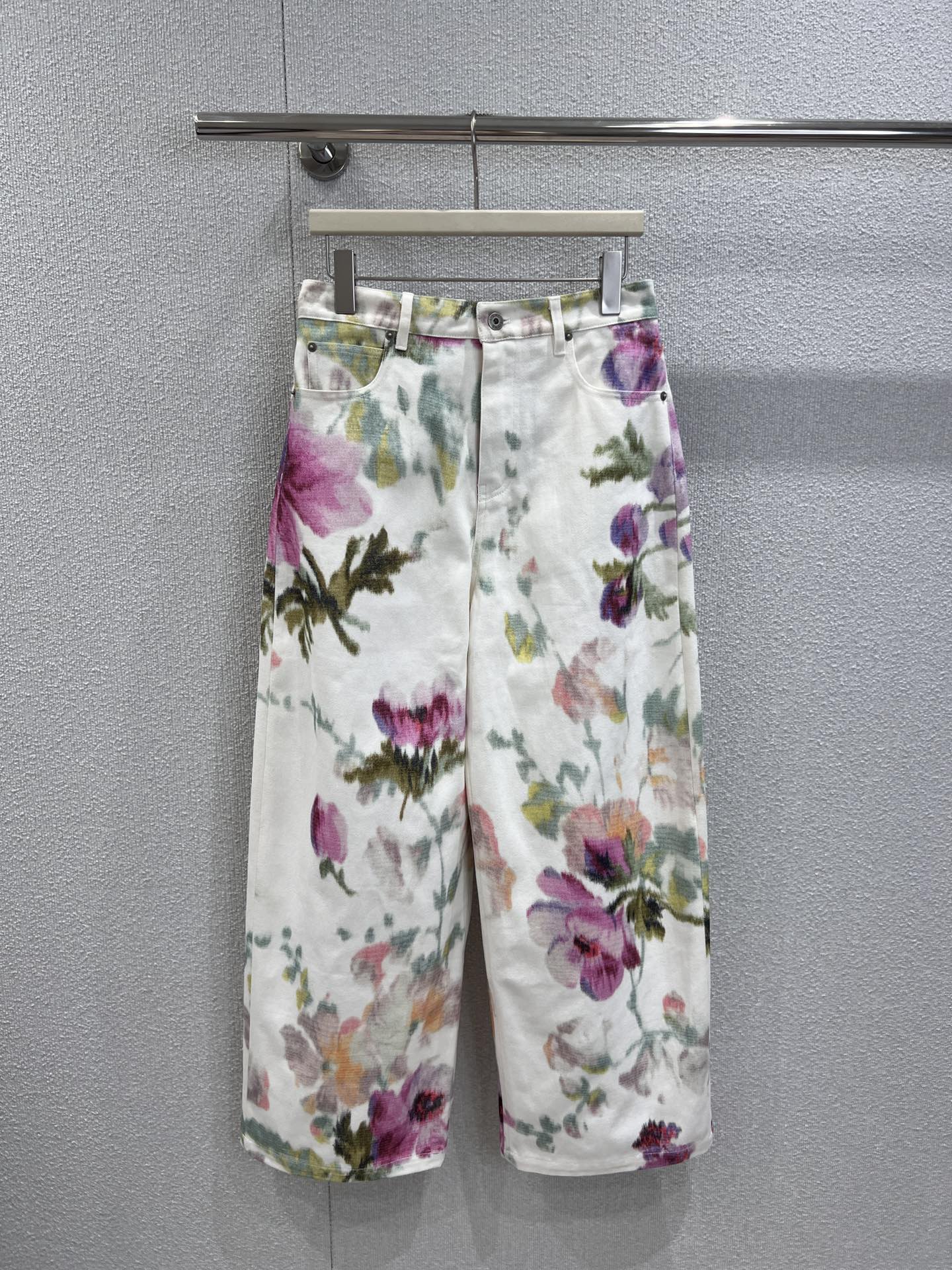 NO:455252,Support replacement Loew* 25FW early autumn new style Paula’s series romantic printed jeans | Exclusive yb development!  High-end production!  Colorful ~ full of vitality and passion in the blur and hazy, the super large spring flower print pattern is super eye-catching, three-dimensional tailoring casual casual and fashionable pants, a modern and cool temperament item!  Thin cotton denim fabric is quite broad and has a great texture!  Perfect workmanship quality depends on details, S/M/L real photos of S/M/L on sale in stock, loewe, jeans, alexander wang19860909支持换款 Loew* 25FW早秋新款 Paula’s系列浪漫印花牛仔裤丨独家yb开发！高版出品！色彩斑斓～模糊朦胧中充满活力和激情,超大朵丽春花印花图案超级吸引眼球立体剪裁随性休闲时髦裤型 摩登飒爽气质单品！薄棉牛仔面料挺阔质感超赞！完美做工品质看细节,现货发售S/M/L实拍细节图,,loewe,jeans,alexander wang,Women's clothing