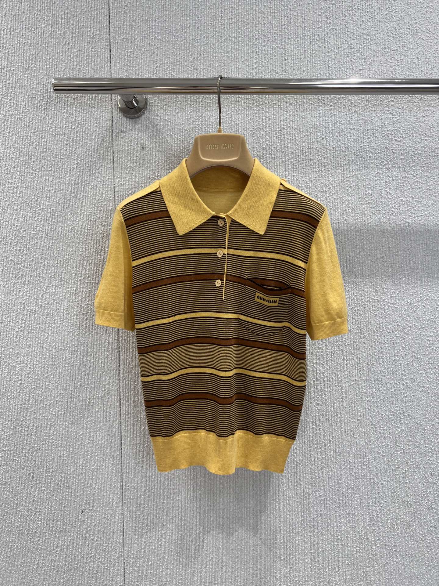NO:455916,Support replacement Miumi* 25Fw autumn and winter new model, micro-label yellow striped short-sleeved knitted polo top | Exclusive yb development!  High-end production!  The yarn wool is the same as the original version!  Different from the market version, there is color difference!  Retro style knitted POLO, yellow and brown stripes contrasting colors are super eye-catching ~ in one second it looks modern and retro, looking white and high-end!  Perfect workmanship quality depends on details, S/M/L real photos of S/M/L on sale in stock, miumiu, T-shirt, alexander wang19860909支持换款 Miumi* 25Fw秋冬新款 微标黄条纹短袖针织polo上衣丨独家yb开发！高版出品！订染纱线毛料同原版一致！区别市面版本有色差！复古风针织POLO,黄棕条纹撞色超吸睛～一秒穿出摩登复古感,显白又高级！完美做工品质看细节,现货发售S/M/L实拍细节图,,miumiu,T-shirt,alexander wang,Women's clothing