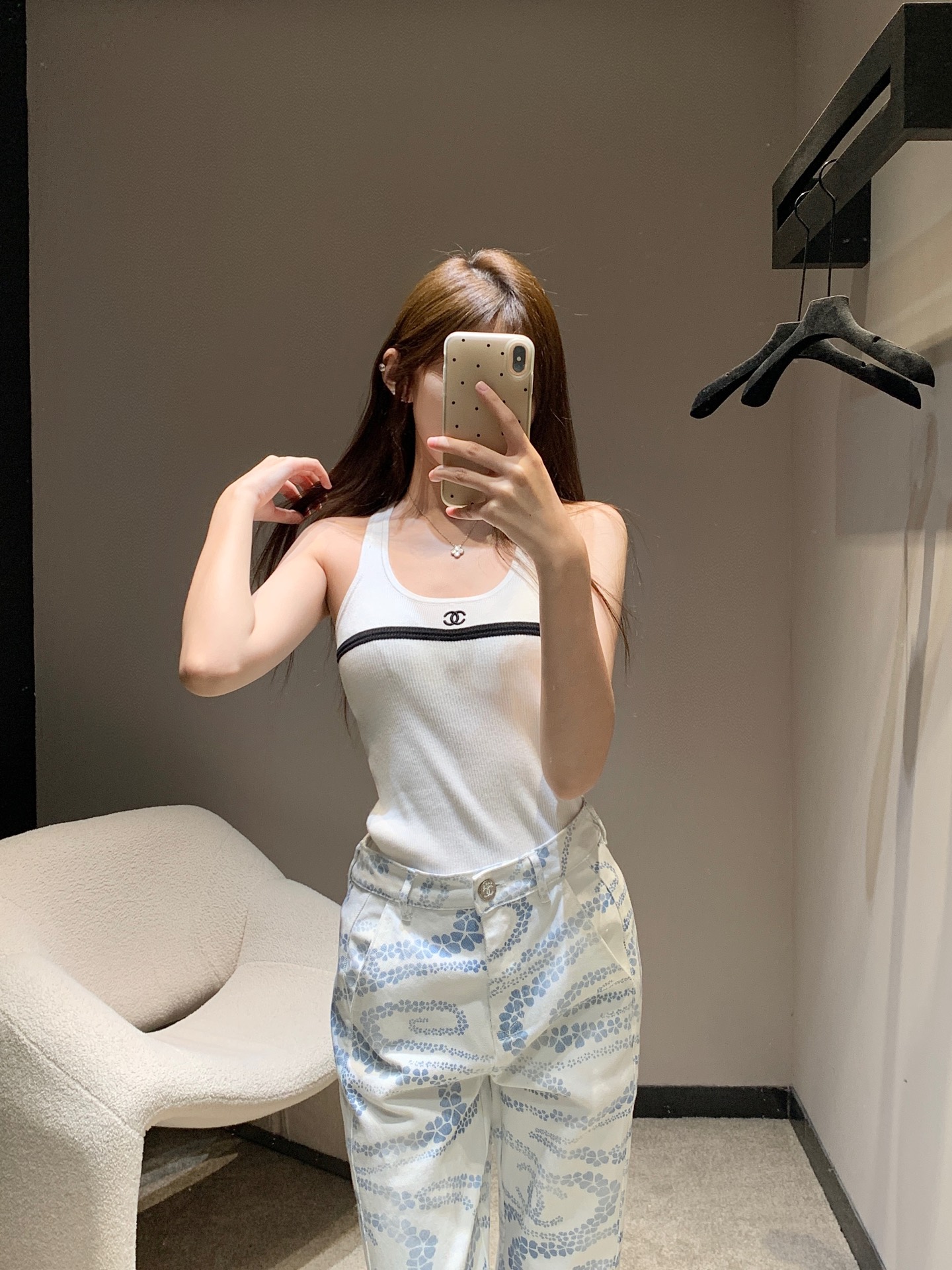 NO:456464,Chane* 25Ss Spring and Summer New Style Invincible versatile knitted vest丨Exclusive high-end production!  Must-in-one medieval series, round neck vest cut, I-shaped shoulder straps form round neck, echoing the double C logo on the chest, highlighting the high-end feeling of outfit, the texture of the vertical pit strips with threaded edges, light and slimming, showing slimness, full of relaxation and stylishness, can be worn alone, the first choice for fashionable outfits in all seasons, S/M/L, chanel, alexander wang19860909Chane* 25Ss春夏新款 无敌百搭针织小背心丨独家高版出品！必入爆款中古系列 圆领背心剪裁 工字肩带形成圆领 与胸前双C徽标呼应 凸显穿搭高级感 通体竖坑条纹理配有螺纹包边 轻薄修身更显瘦 尽显松弛调性 凸显轻奢时髦气质 单穿叠穿均可 四季时尚穿搭首选 现货发售S/M/L,,chanel,alexander wang,Women's clothing