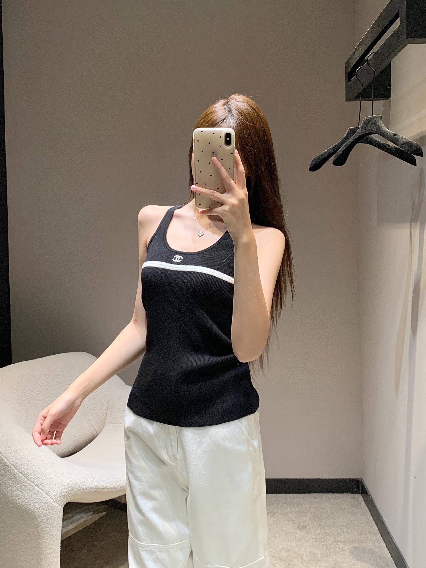 NO:456455,Chane* 25Ss Spring and Summer New Style Invincible versatile knitted vest丨Exclusive high-end production!  Must-in-one medieval series, round neck vest cut, I-shaped shoulder straps form round neck, echoing the double C logo on the chest, highlighting the high-end feeling of outfit, the texture of the vertical pit strips with threaded edges, light and slimming, showing slimness, full of relaxation and stylishness, can be worn alone, the first choice for fashionable outfits in all seasons, S/M/L, chanel, alexander wang19860909Chane* 25Ss春夏新款 无敌百搭针织小背心丨独家高版出品！必入爆款中古系列 圆领背心剪裁 工字肩带形成圆领 与胸前双C徽标呼应 凸显穿搭高级感 通体竖坑条纹理配有螺纹包边 轻薄修身更显瘦 尽显松弛调性 凸显轻奢时髦气质 单穿叠穿均可 四季时尚穿搭首选 现货发售S/M/L,,chanel,alexander wang,Women's clothing