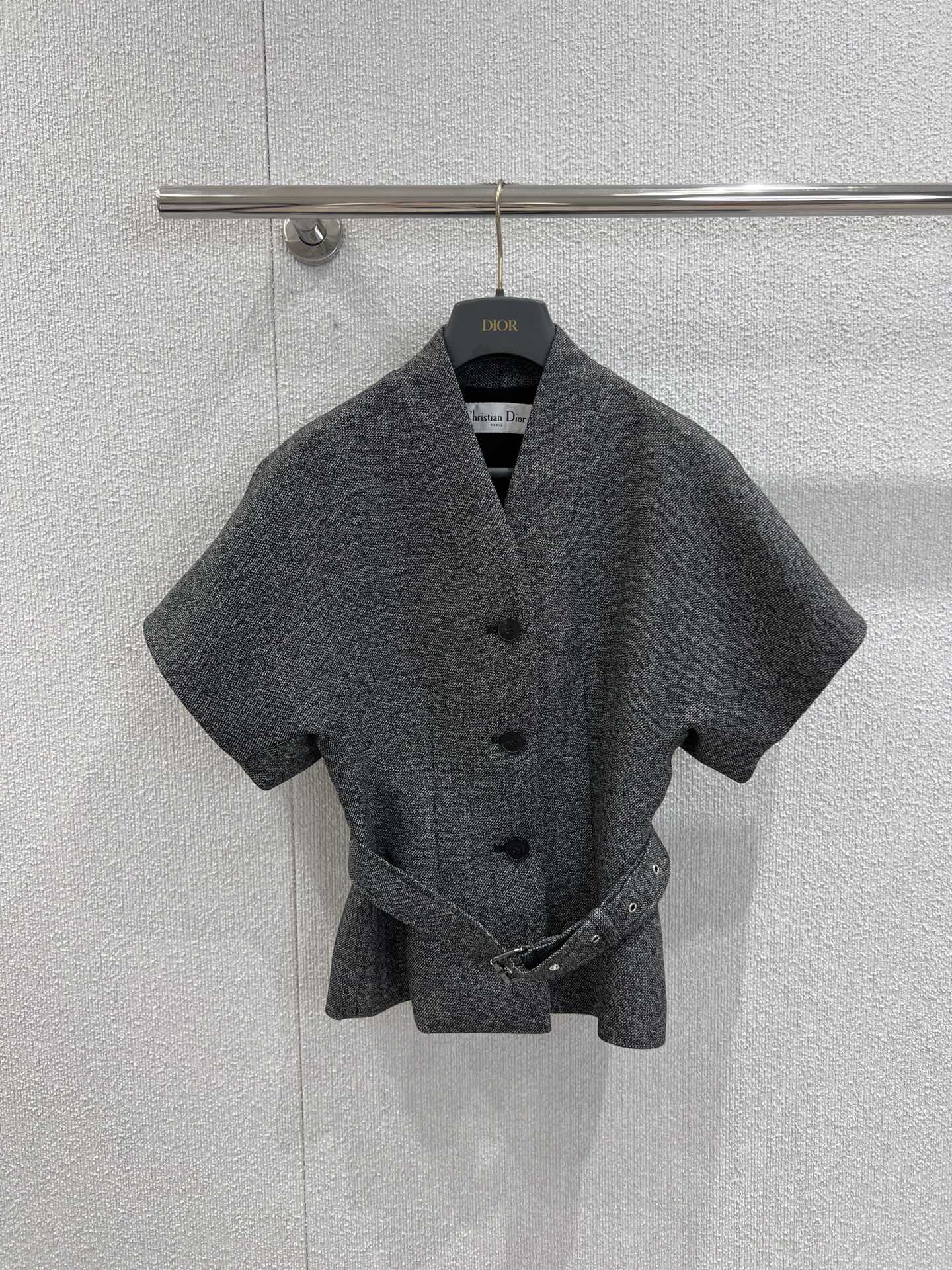 NO:456489,Support replacement Dio* 25Fw early autumn new model classic gray-toned short-sleeved jacket | Exclusive yb development!  High-end production!  High-density wool silk fabric, the high-quality texture V-neck hides the grey texture and creates neat geometric lines. The same color can be detached belt, and the French elegant waistline is closed in one second!  Short-sleeved tailoring, classic French elegance is reconstructed!  Custom logo matte black buttons!  Hardware Sun-shaped logo engraving. YB customized high-end restores the details. S/M/L real photos for sale in stock, dior, jackets & coats, T-shirt, real silk, alexander wang19860909支持换款 Dio* 25Fw早秋新款 经典灰调短袖外套丨独家yb开发！高版出品！高密度绵羊毛真丝面料,灰调纹理间藏匿高级肌理感V领构成利落几何线条.同色系可拆卸腰带,一秒收束法式优雅腰线！短袖剪裁,经典法式优雅被重新解构！定制logo哑光黑纽扣！五金日字扣logo刻字.YB定制高定还原细节绝绝子. 现货发售S/M/L实拍细节图,,dior,jackets & coats,T-shirt,real silk,alexander wang,Women's clothing