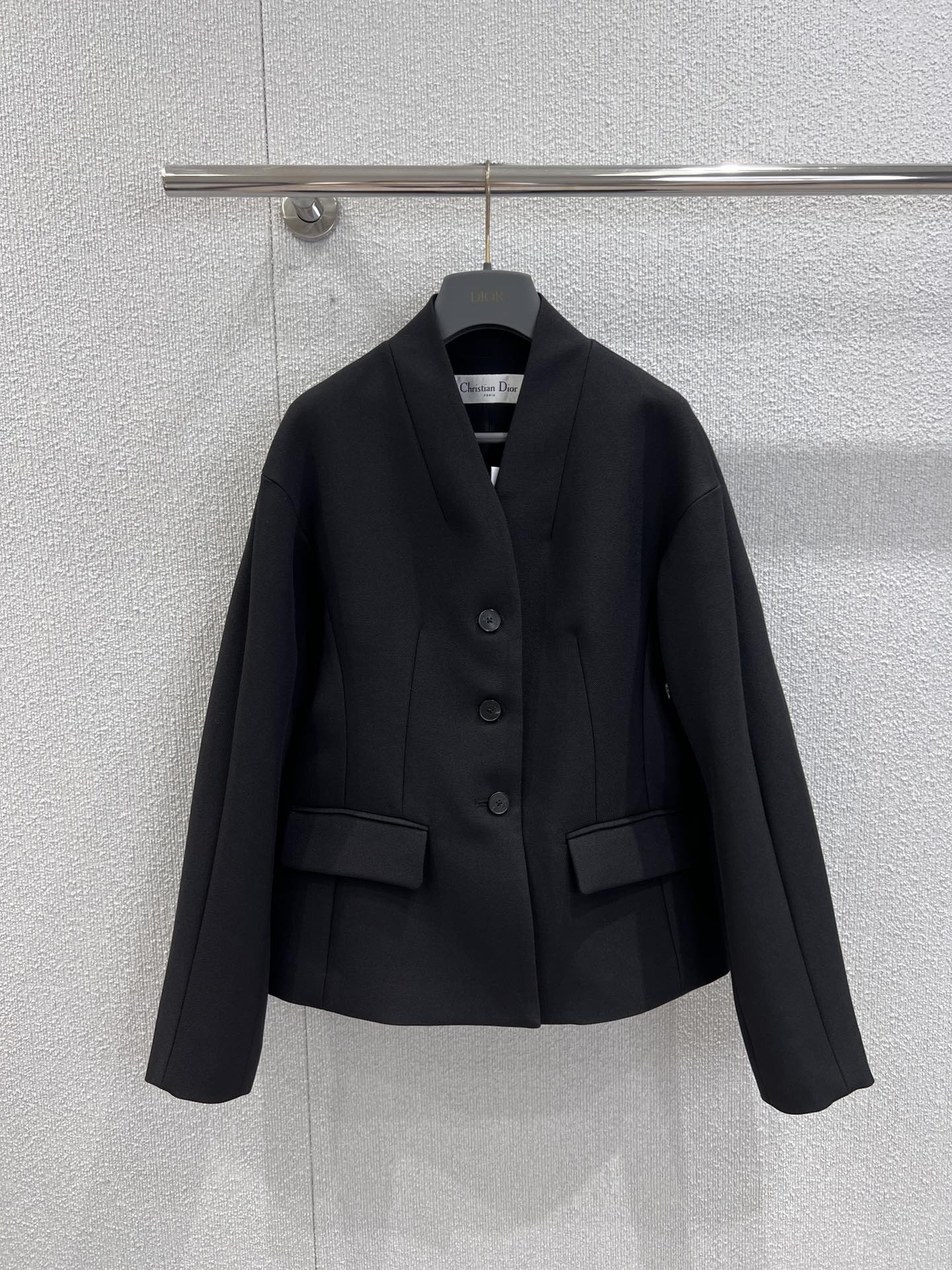 NO:456525,Support replacement Dio* 25Fw early autumn new style wool texture shoulder-fall suit jacket | Exclusive yb development!  High-end production!  It uses black wool blended wool fabric, mulberry silk lining, and three-piece concealed button design to create a golden ratio. The hidden pockets in detail keep the lines absolutely flat. After reinterpreting the CD button opening and closing, it is paired with a lapel-free collar inspired by the archives. The flip pocket highlights the waist curve and enhances the style!  S/M/L real photos, dior, jackets & coats, business suit, real silk, gold, alexander wang19860909支持换款 Dio* 25Fw早秋新款 绵羊毛肌理落肩西装外套丨独家yb开发！高版出品！采用黑色绵羊毛混纺呢绒面料 桑蚕丝真丝里衬,三粒暗扣设计构筑黄金分割比例.细节隐藏式插袋保持线条绝对平整,经过重新诠释CD纽扣开合搭配灵感源自档案的无翻领衣领,翻盖口袋突显腰部曲线 提升格调！现货发售S/M/L实拍细节图,,dior,jackets & coats,business suit,real silk,gold,alexander wang,Women's clothing