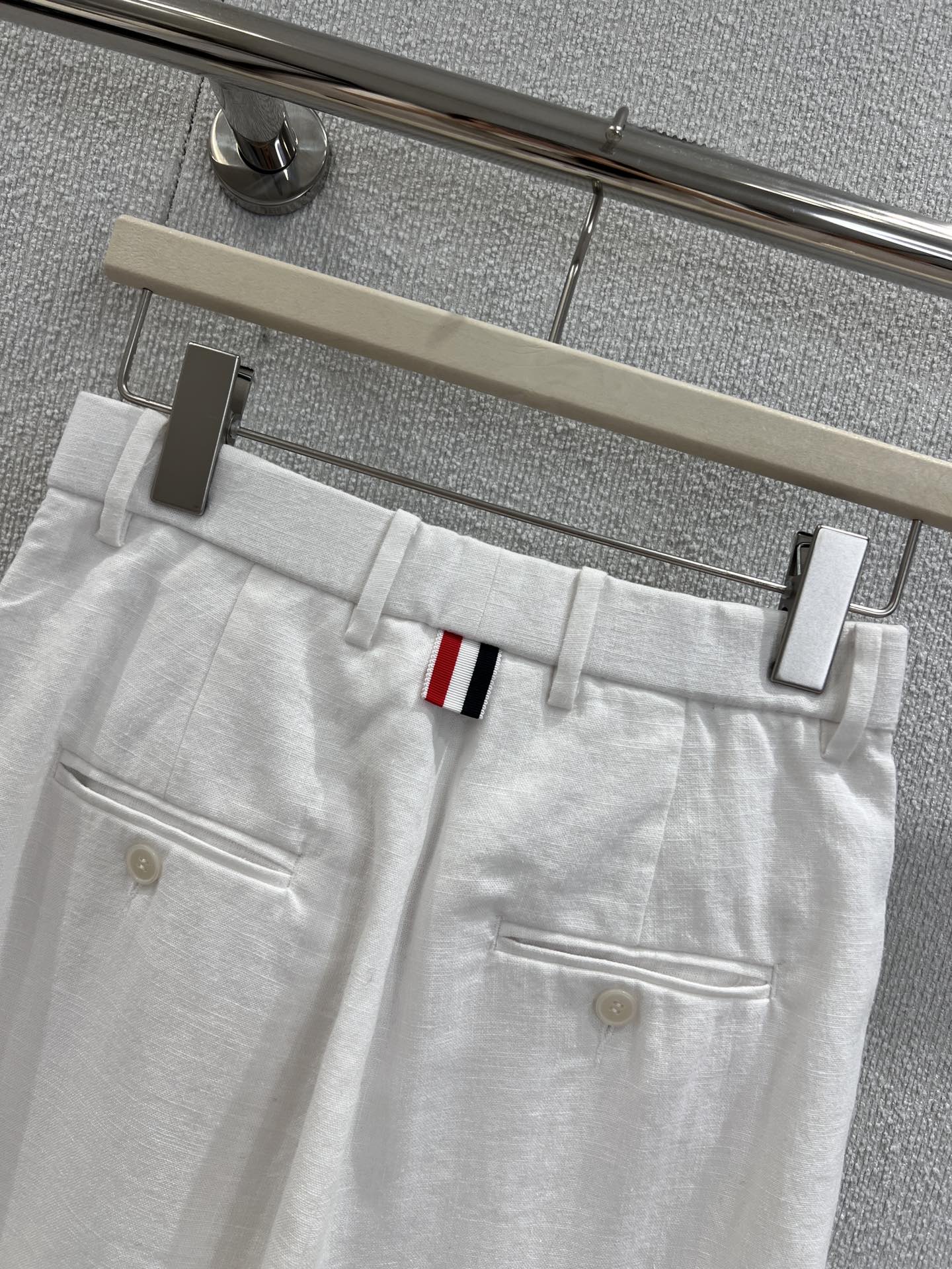 “High-Quality White Omelet Pants for Smart Summer Style: A Balance of Leisure and Formality” - 图片 4