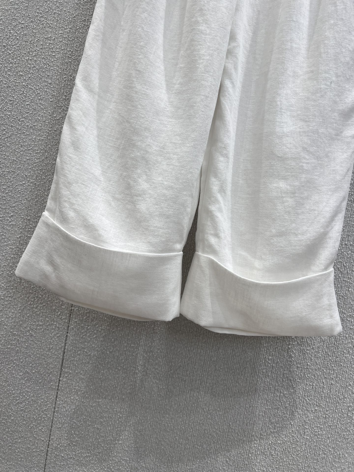 “High-Quality White Omelet Pants for Smart Summer Style: A Balance of Leisure and Formality” - 图片 6