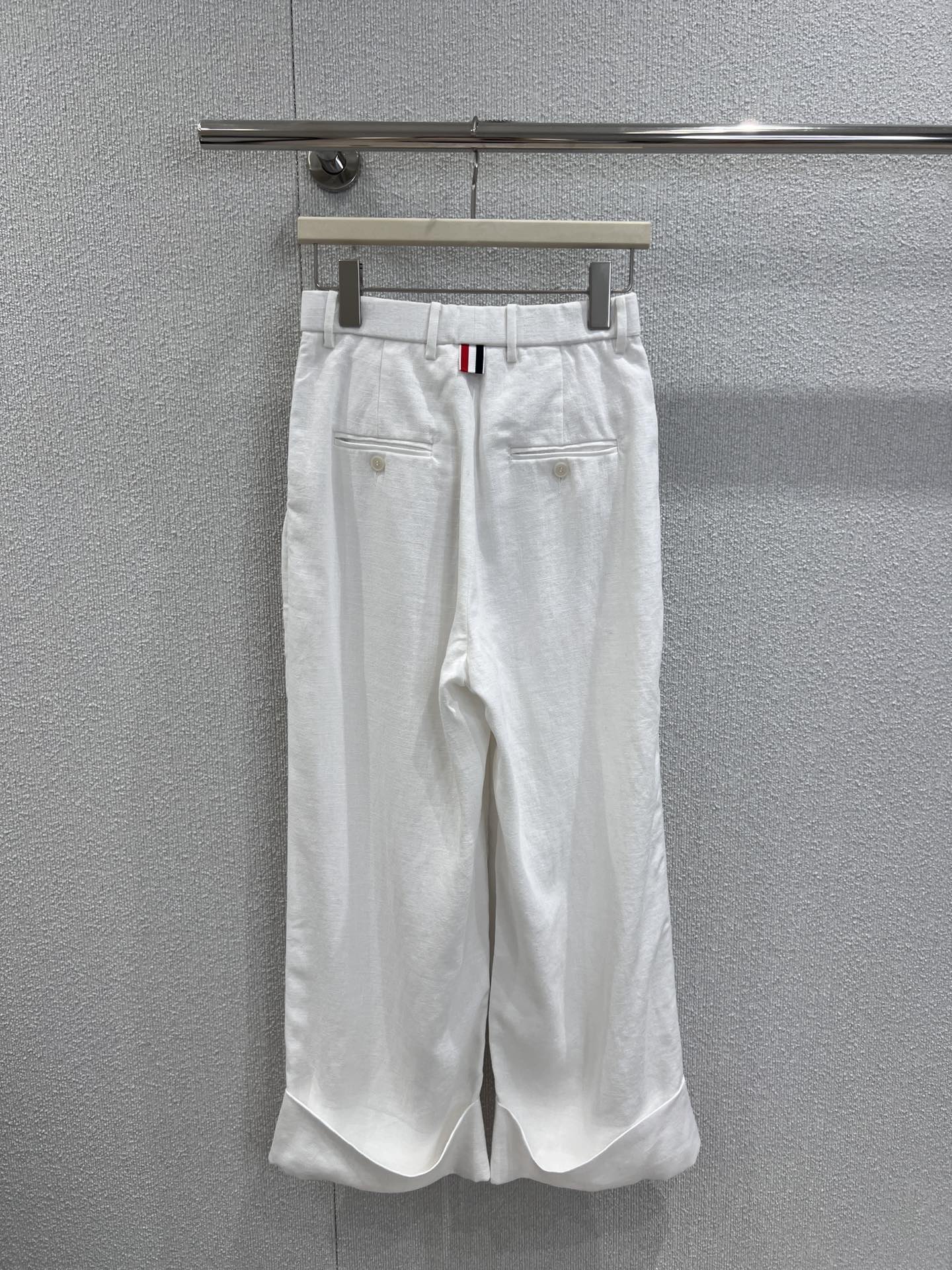 “High-Quality White Omelet Pants for Smart Summer Style: A Balance of Leisure and Formality” - 图片 2