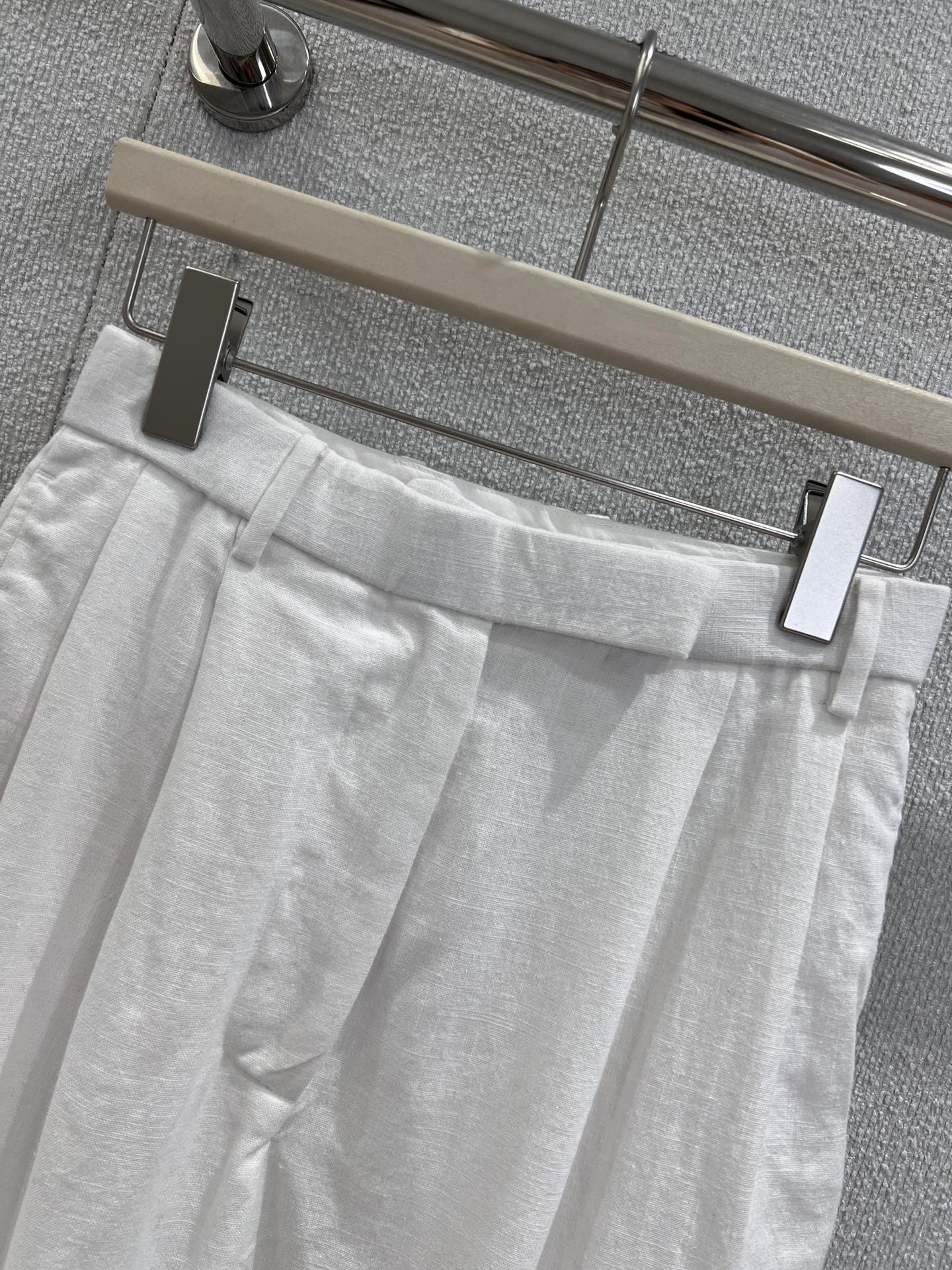 “High-Quality White Omelet Pants for Smart Summer Style: A Balance of Leisure and Formality” - 图片 3