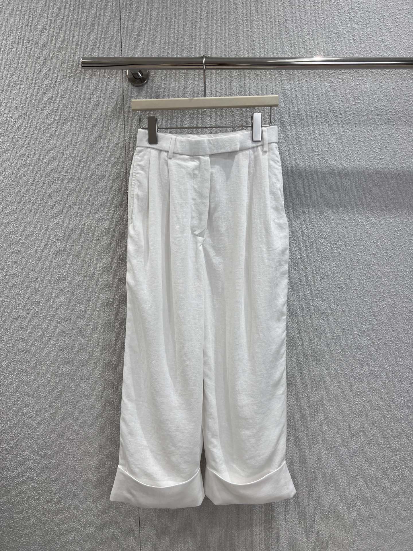 NO:456440,Support replacement Thom Brow*e 25Ss spring and summer new style white linen cotton high-waist trousers | Exclusive yb development!  High-end production!  Smart people's wardrobe always has something left for tb. Summer breathing. Cotton and linen texture find a balance between leisure and formality. Iconic striped grosgrain logo decoration. Summer 'wise' sense is a set of clothes that brings out old money and new attitude!  One set has ~ S/M/L real-life detailed pictures for sale, alexander wang19860909支持换款 Thom Brow*e 25Ss春夏新款 白亚麻棉质高腰长裤丨独家yb开发！高版出品！聪明人的衣橱 总有一处留给tb 夏日呼吸 棉麻质感 在休闲与正式之间找到平衡 标志性条纹罗缎标装饰 夏日「智」感一套穿出老钱新态度！一套有~现货发售S/M/L实拍细节图,,alexander wang,Women's clothing