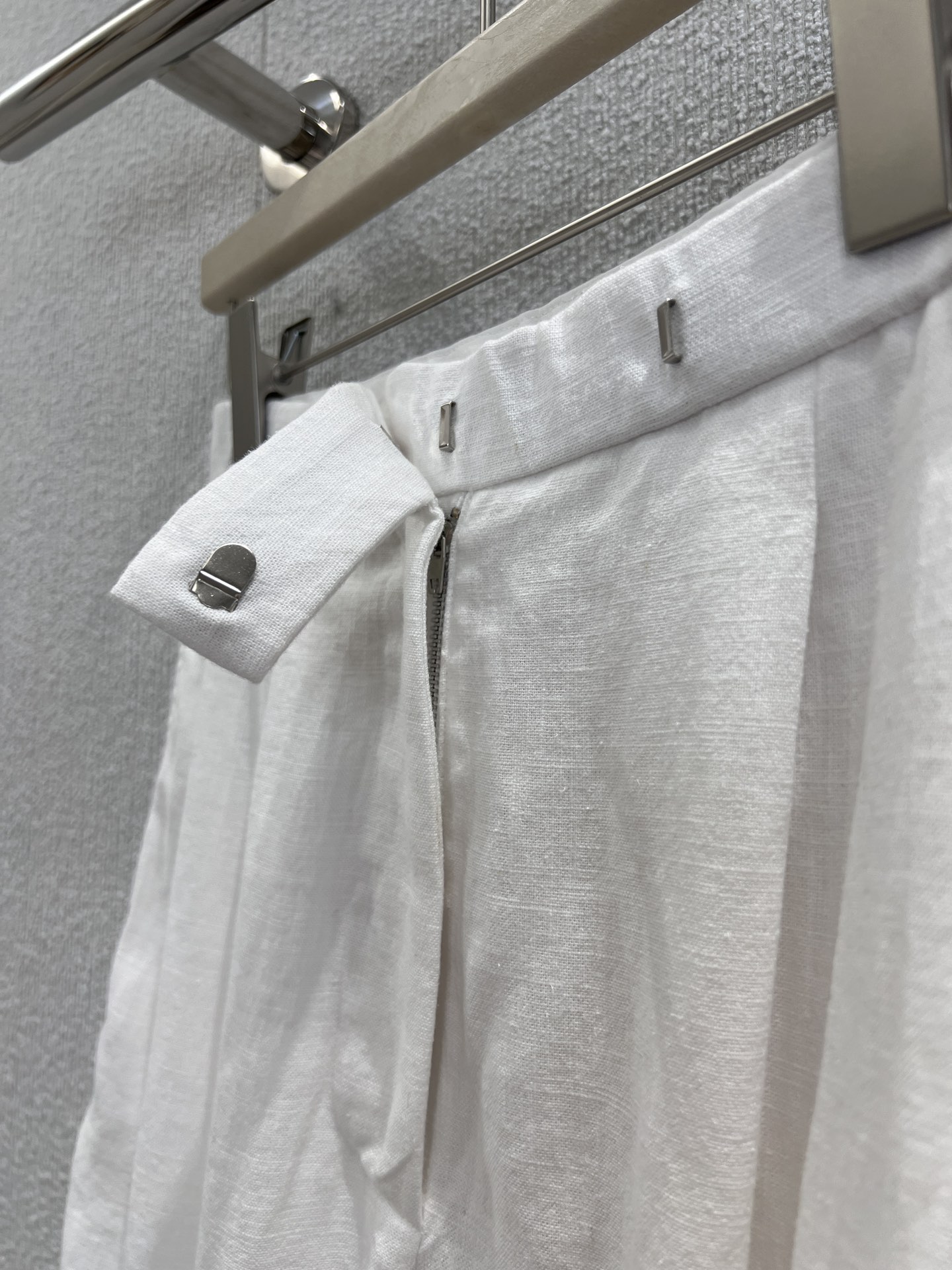 “High-Quality White Omelet Pants for Smart Summer Style: A Balance of Leisure and Formality” - 图片 5