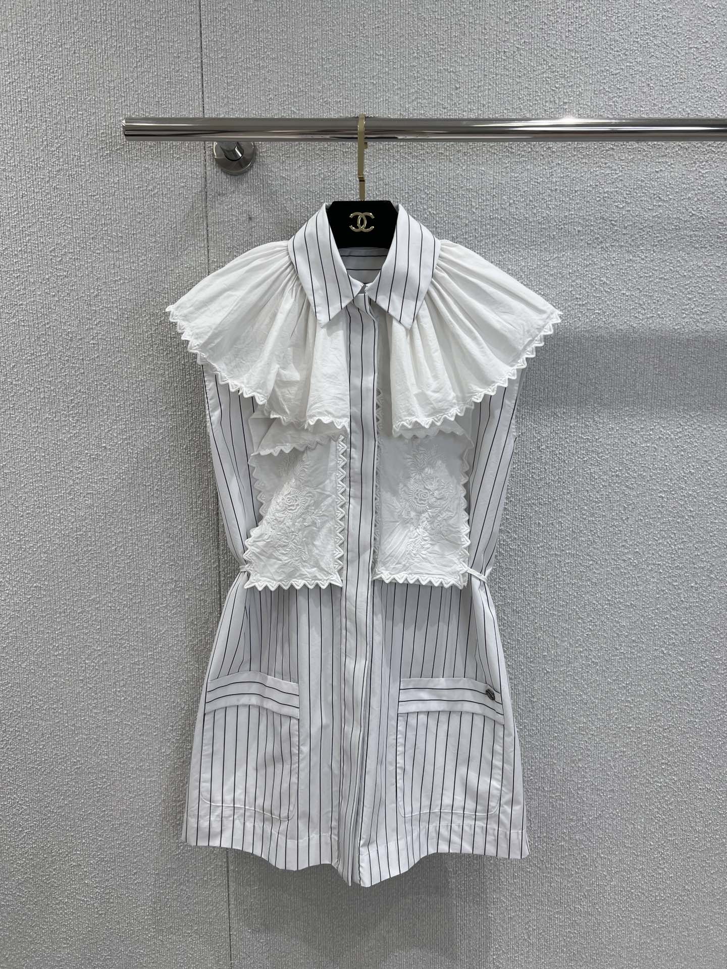 NO:456515,Support for replacement Chane* 25P premium handicraft workshop series new Vintage mid-style striped lace shirt dress | Exclusive yb development!  High-end production!  Pure cotton material with embroidered scarf set. My spiritual seaside life draws inspiration, injects freedom and agility into my creation, emphasizing the strong sense of freedom brought by architectural dance, showing the exquisiteness of handmade art. S/M/L real-life detailed pictures, chanel, skirts, shirts, alexander wang19860909支持换款 Chane* 25P高级手工坊系列新款 Vintage中古风条纹花边衬衫连衣裙丨独家yb开发！高版出品！纯棉材质搭配刺绣领巾套装 自我的精神海滨生活汲取灵感,将自由和灵动注入创作中,强调建筑舞蹈带来的强烈自由感 展现手工艺术的精致 现货发售S/M/L实拍细节图,,chanel,skirts,shirts,alexander wang,Women's clothing