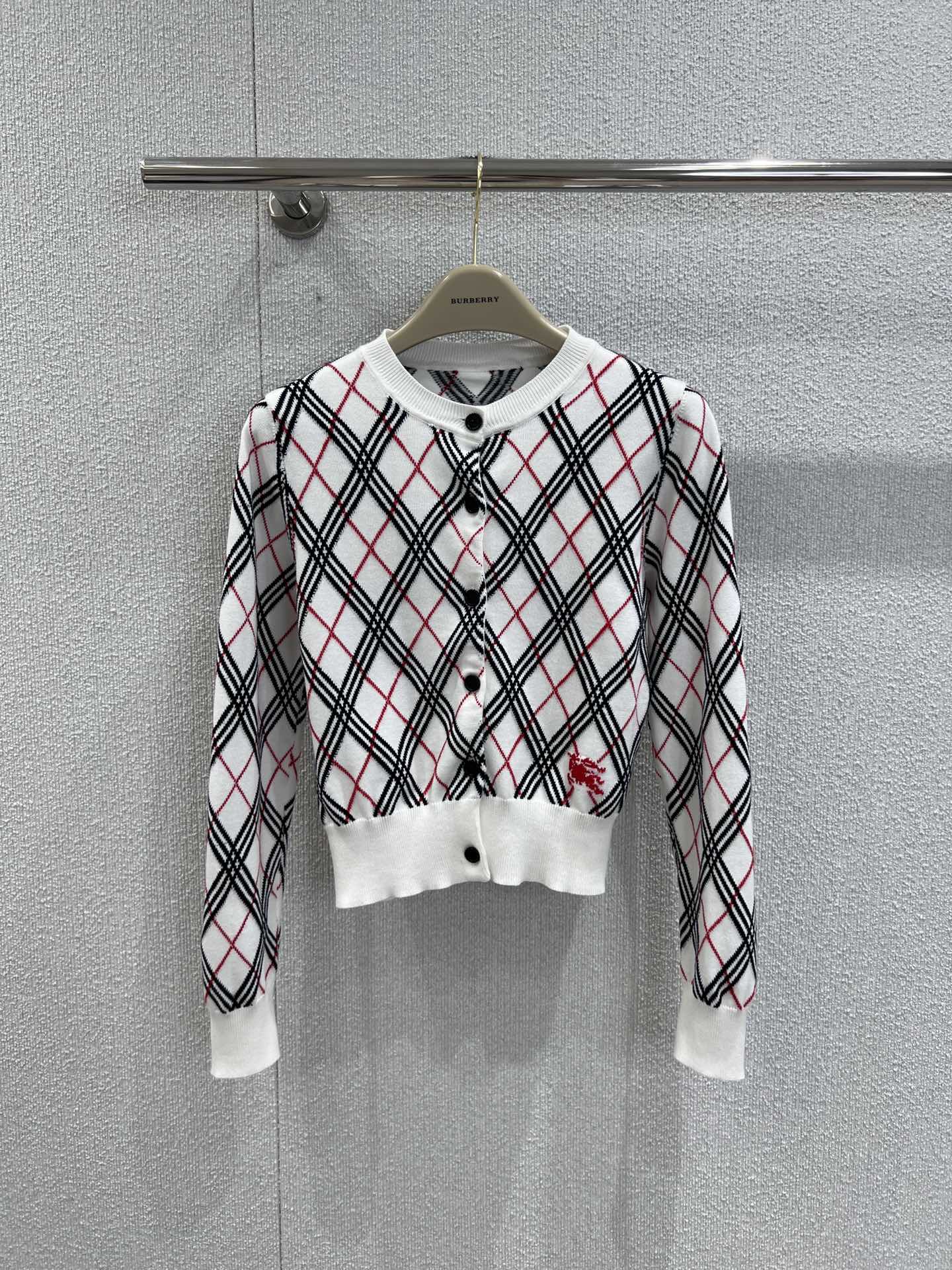 NO:456500,Support replacement Burber*y 25FW early autumn new style retro plaid knitted cardigan | Exclusive yb development!  High-end production!  British Academy style. H small and short style is a must-have for girls to reduce age. Original custom-made comprehensive craft jacquard plaid, imported yarn texture is skin-friendly and soft and delicate!  The war horse logo is low-key and luxurious, and the workmanship quality depends on the details. S/M/L real-life details pictures are available in stock, burberry, alexander wang19860909支持换款 Burber*y 25FW早秋新款 复古格纹针织小开衫丨独家yb开发！高版出品！英伦学院风气质.H小短款版型减龄少女必备.原版定制全面工艺提花格纹,进口纱线质感亲肤柔软细腻！战马徽标低调奢华,做工品质看细节.现货发售S/M/L实拍细节图,,burberry,alexander wang,Women's clothing