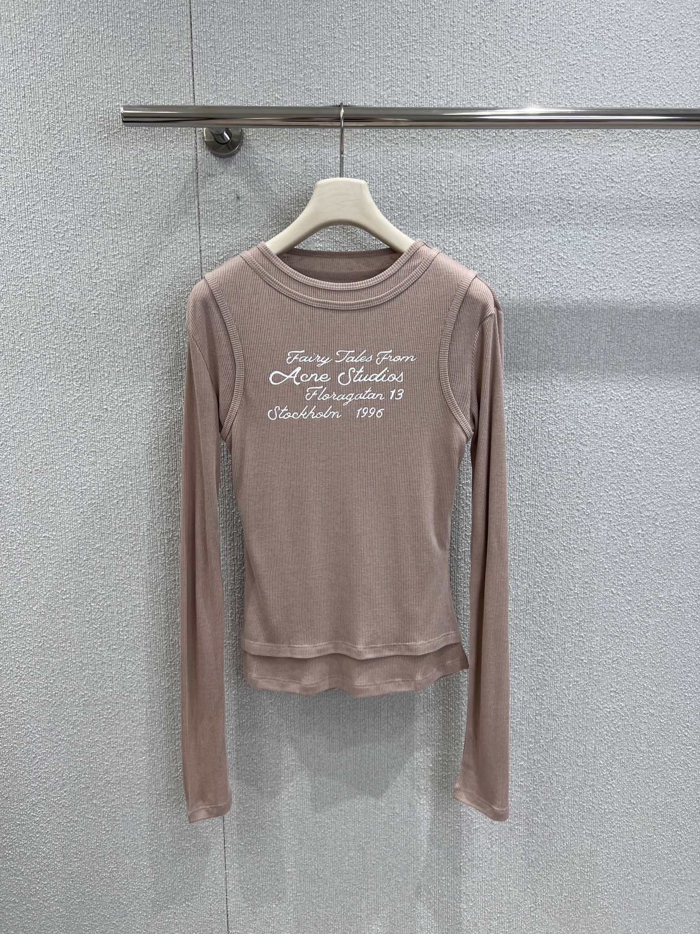 NO:456504,Support replacement Acne Stud*os 25FW early autumn new round neck logo printed slim fit fake two-piece long-sleeved T-shirt | Exclusive yb development!  High-end production!  The interesting printed patterns add a sense of fashion, and the fake two-piece splicing comes with an American retro feel!  The neckline and round neck design are easy to wear if you are not easily deformed and not picky!  The slim fits the body and shows a simple and elegant beauty~ It’s OK to use it as an inner wear!  The photos are often released on the street, and the upper body is cool girl~ S/M/L real-life detailed pictures are available in stock, acne studios, tees, t-shirt, alexander wang19860909支持换款 Acne Stud*os 25FW早秋新款 圆领徽标印花修身假两件长袖T恤丨独家yb开发！高版出品！有趣的印花图案增添了时髦感,假两件拼接自带美式复古感！领口圆领设计,不易变形不挑人的好穿！修身的版型,丸美贴合身形展现简约大方的美感～用来当作内搭也OK！出街拍照菲常出片,上身既是酷girl~现货发售S/M/L实拍细节图,,acne studios,tees，t-shirt,alexander wang,Women's clothing