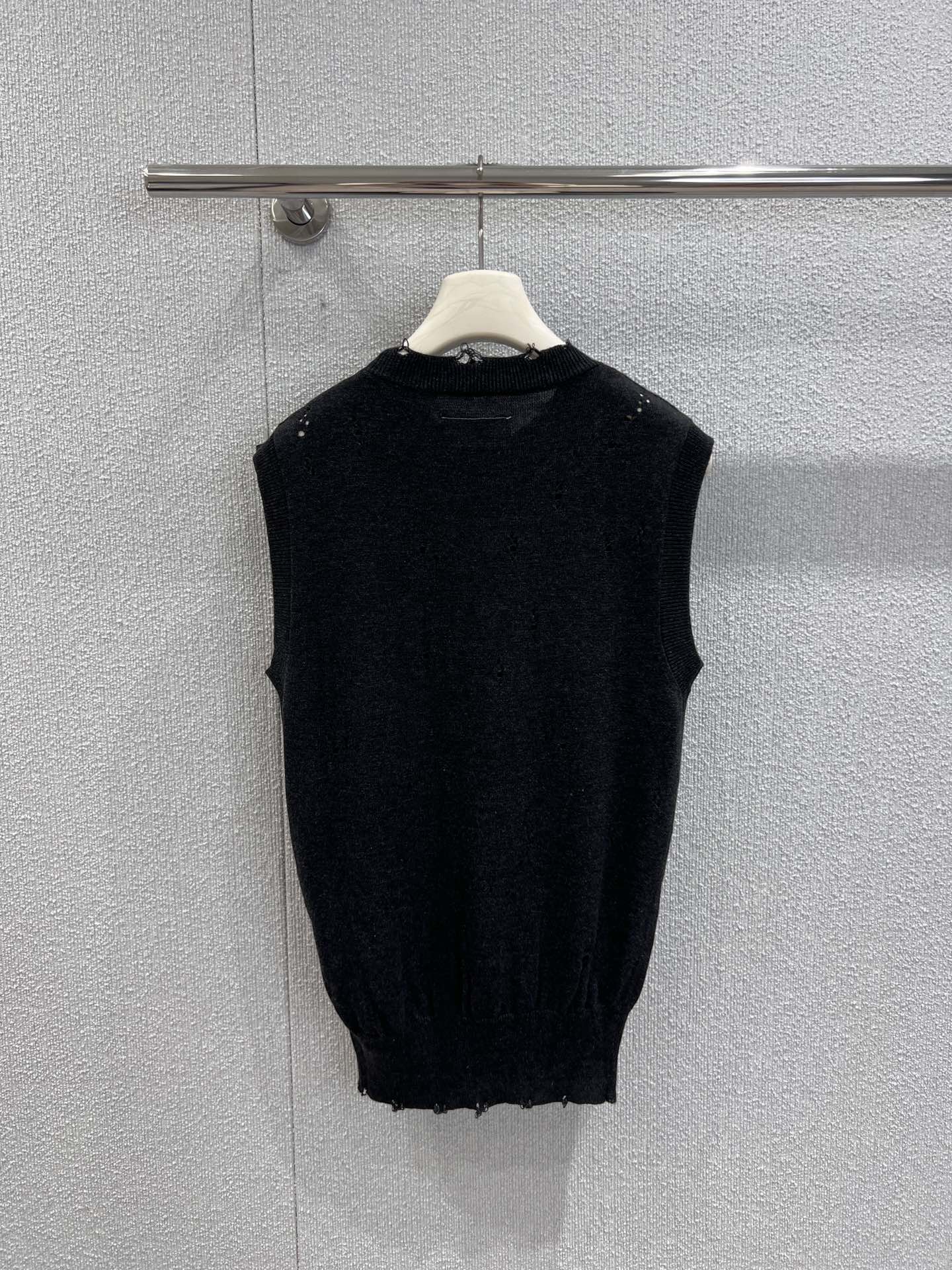 “Stylish Knit Vest: Maison Margiela 25FW’s Versatile Wardrobe Essential” - 图片 2