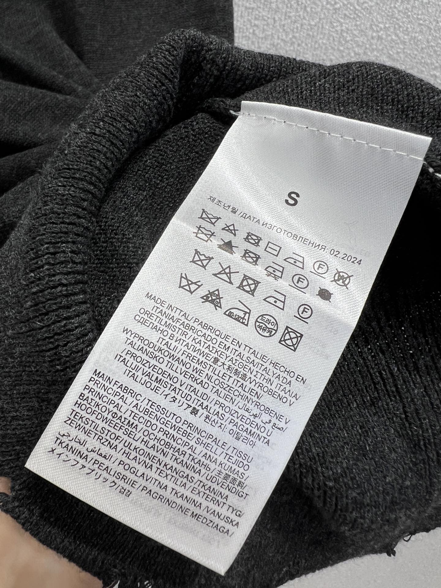 “Stylish Knit Vest: Maison Margiela 25FW’s Versatile Wardrobe Essential” - 图片 8