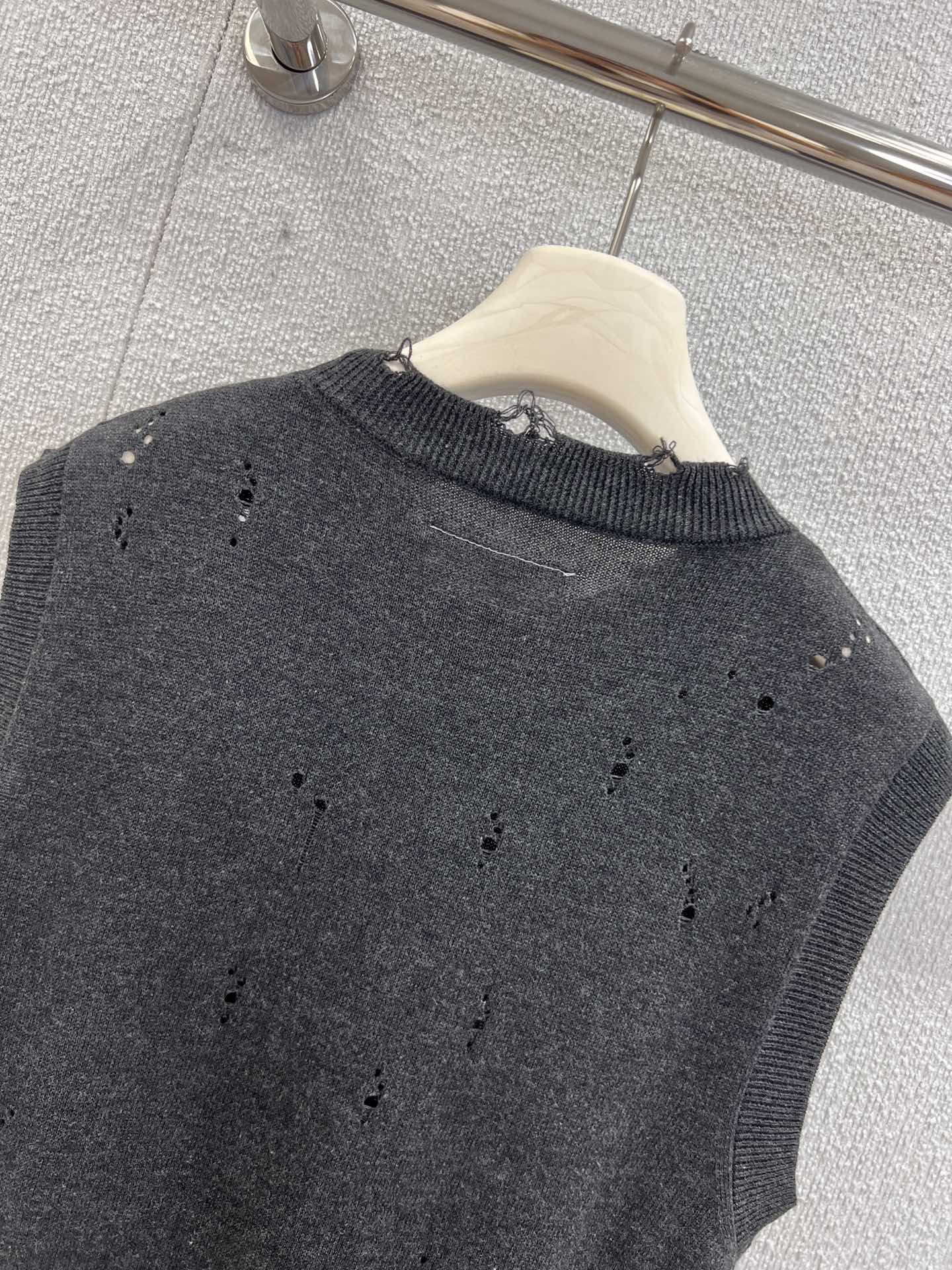 “Stylish Knit Vest: Maison Margiela 25FW’s Versatile Wardrobe Essential” - 图片 4
