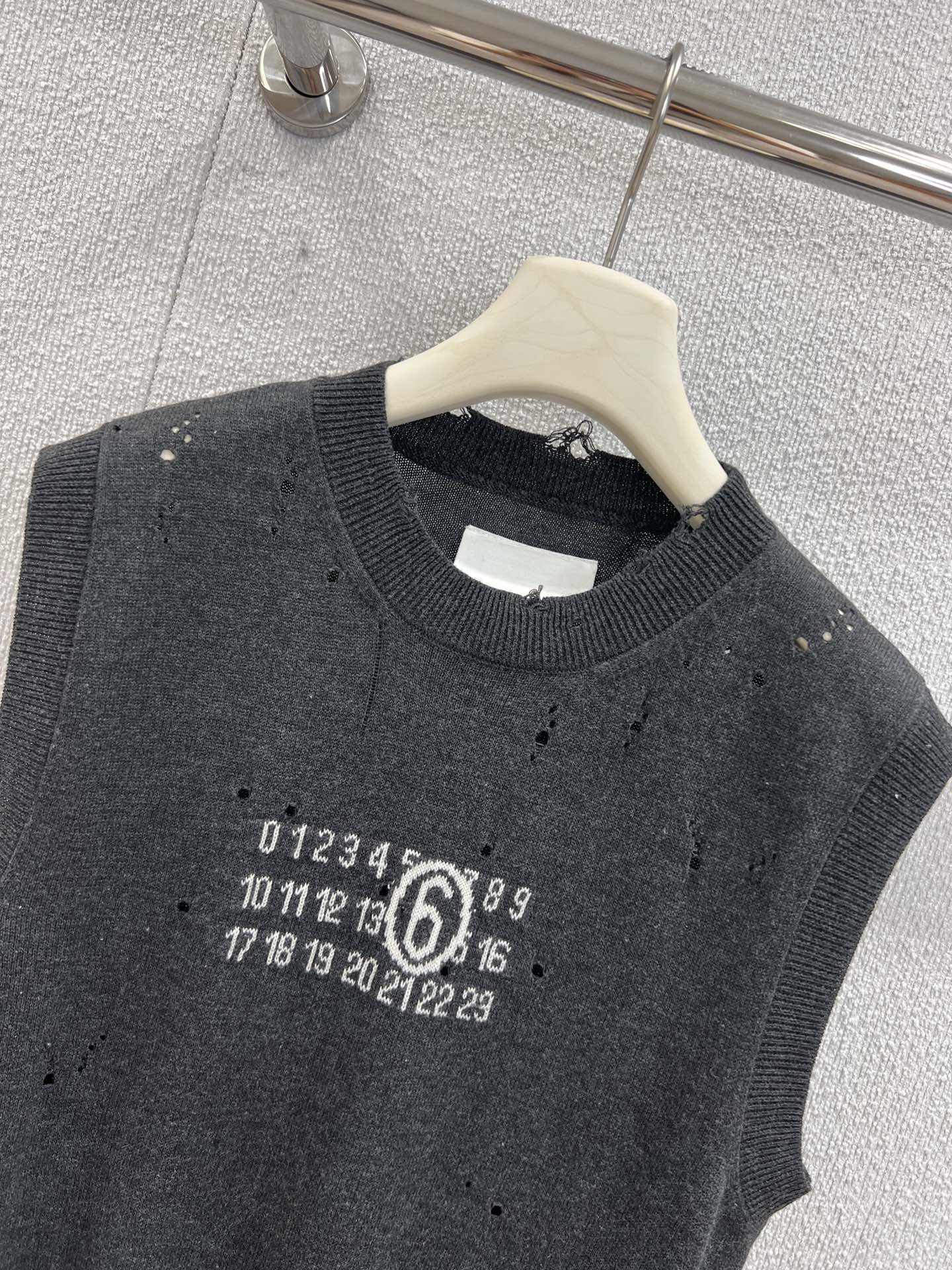 “Stylish Knit Vest: Maison Margiela 25FW’s Versatile Wardrobe Essential” - 图片 3