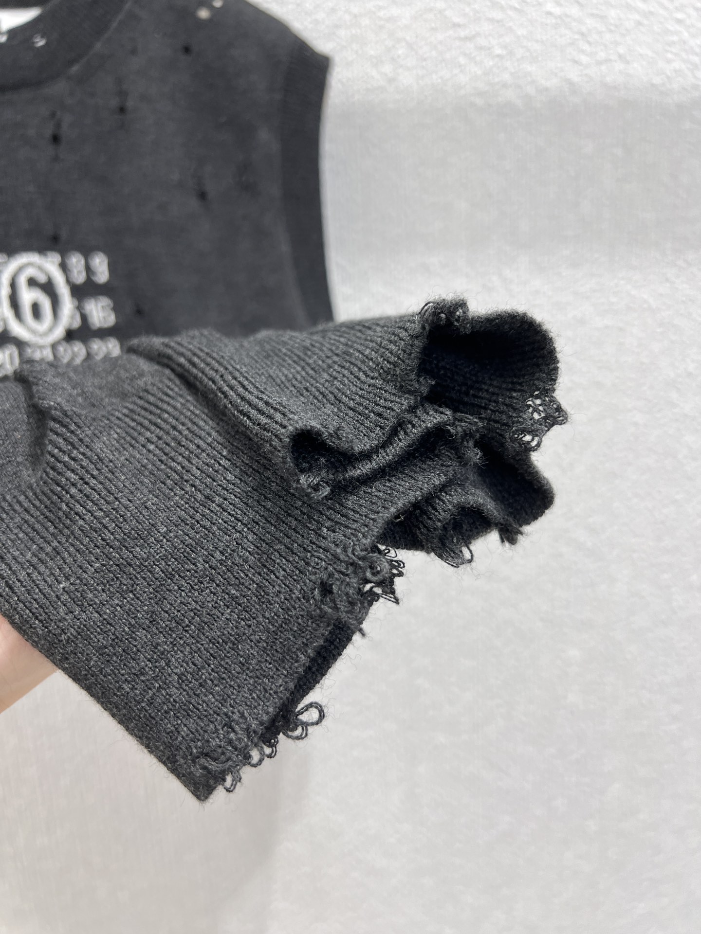 “Stylish Knit Vest: Maison Margiela 25FW’s Versatile Wardrobe Essential” - 图片 7
