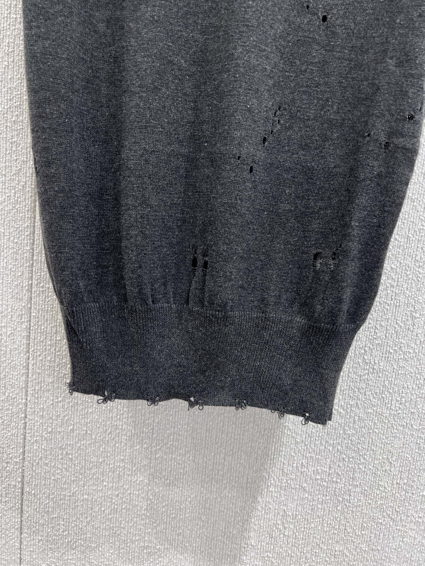 “Stylish Knit Vest: Maison Margiela 25FW’s Versatile Wardrobe Essential” - 图片 6