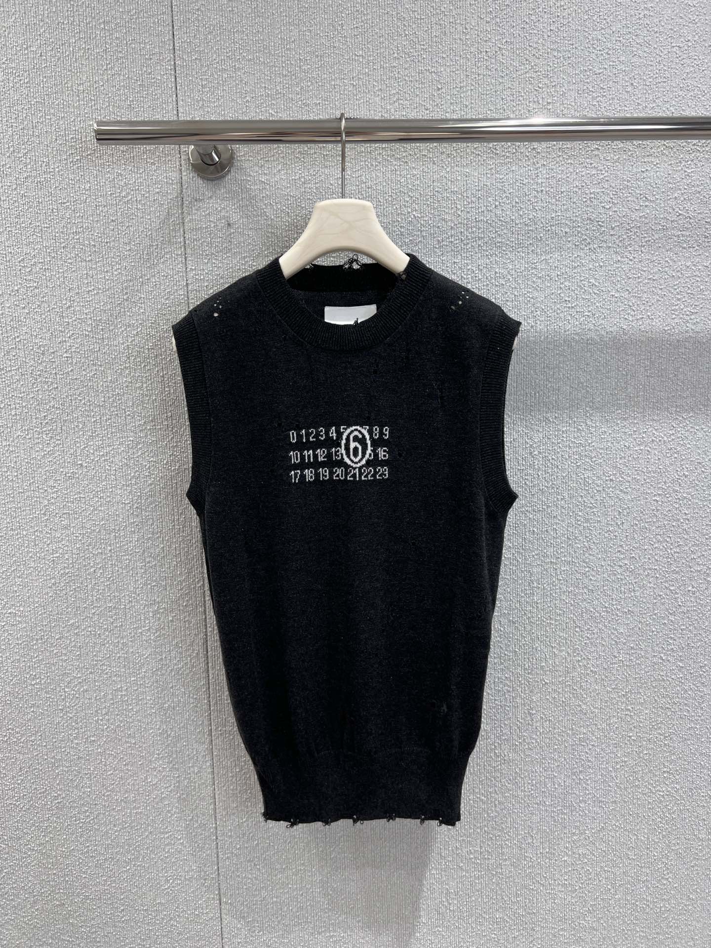 “Stylish Knit Vest: Maison Margiela 25FW’s Versatile Wardrobe Essential”