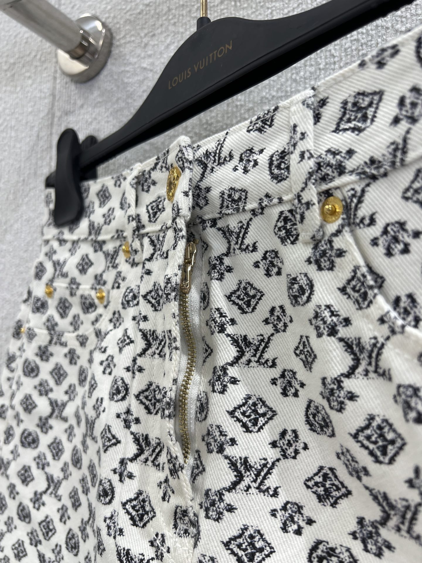 “Louis Vuitton Spring Summer 25S Collection: Stylish Customized Cowboy Cotton Clothing with Unique Details” - 图片 5